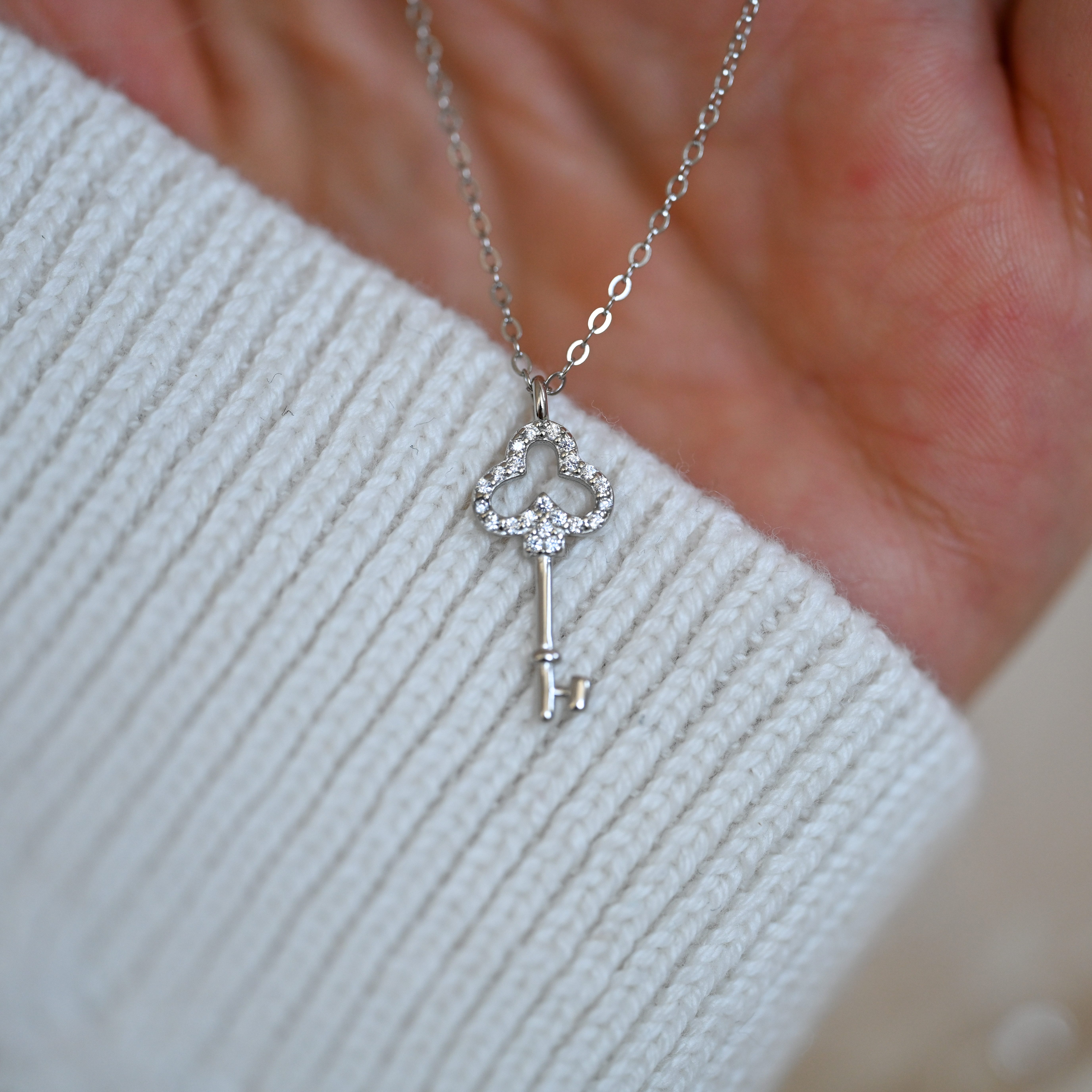 Runde Perlé Kette mit Anhänger Kette mit kleinem Schlüssel Anhänger, Zirkon günstig online kaufen