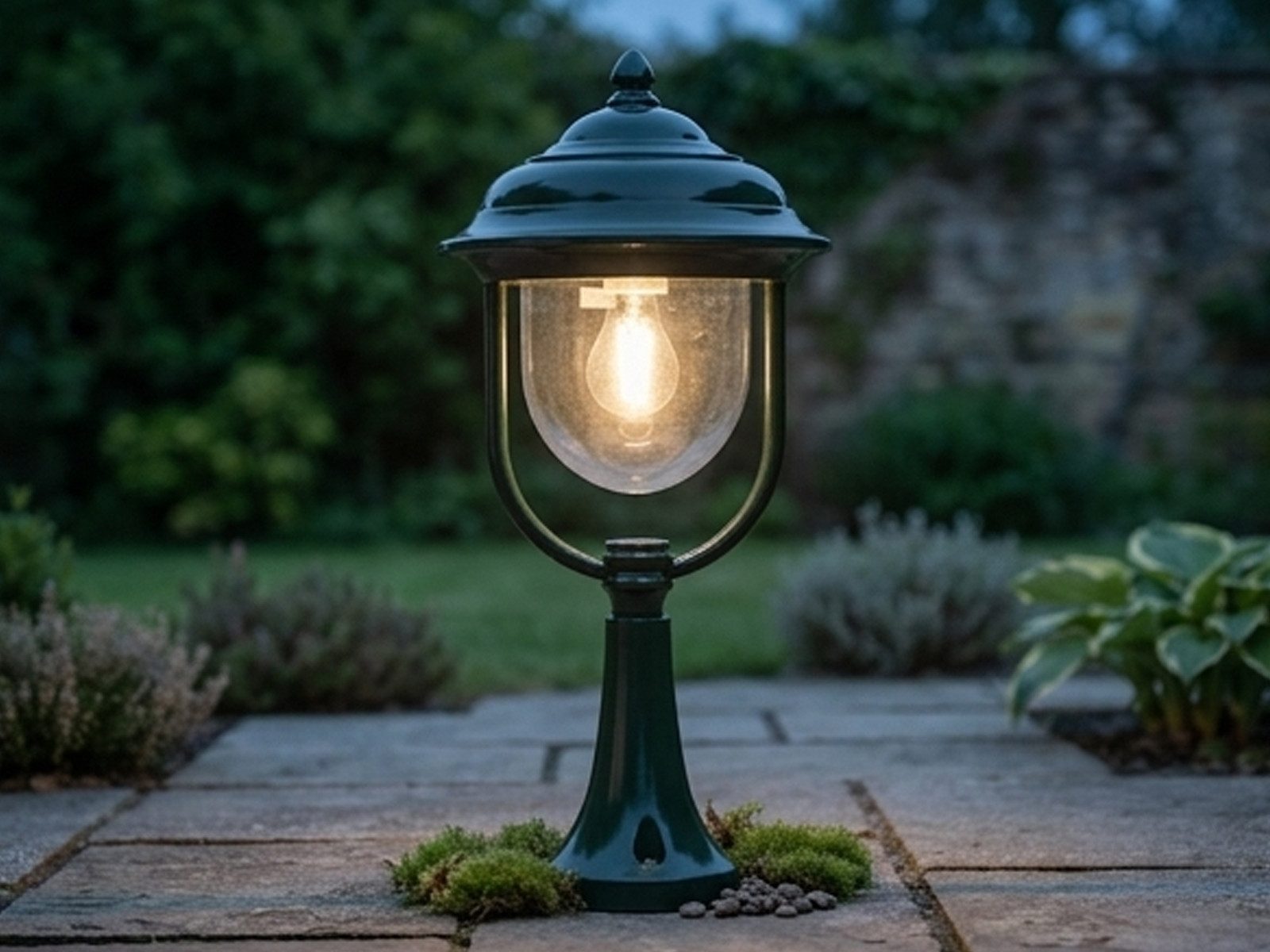 KONSTSMIDE LED Sockelleuchte im Landhausstil, Höhe 54cm, LED wechselbar, Warmweiß, Garten-Laterne zur Wegbeleuchtung inkl. austauschbarem Leuchtmittel