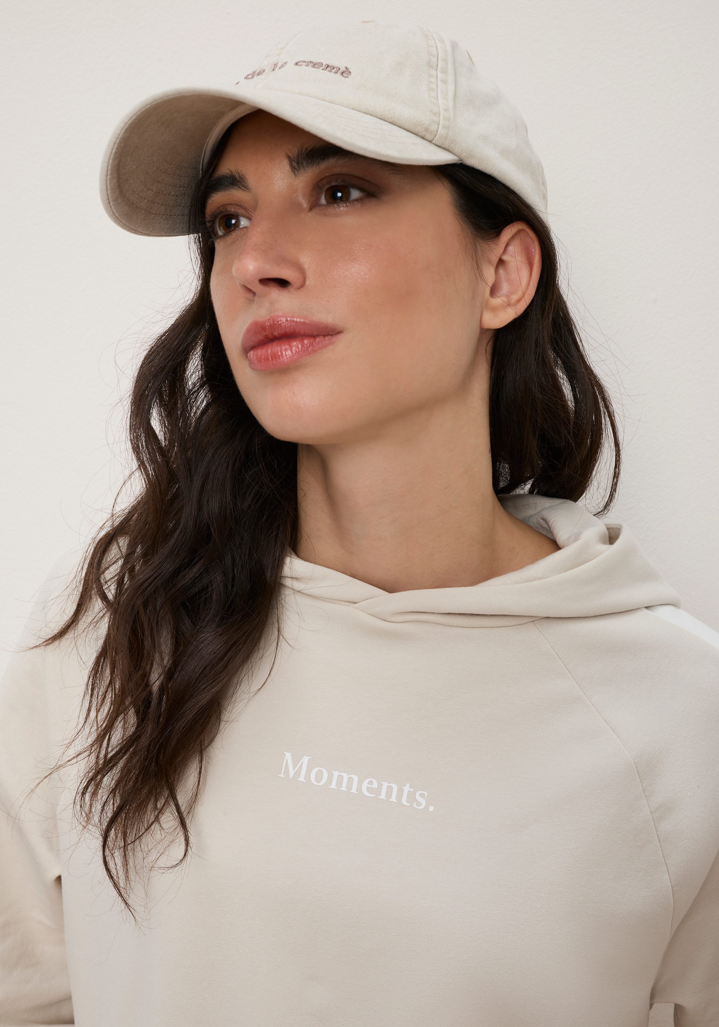 Tamaris Hoodie mit Kapuze, hüftbedeckende Länge mit Kontraststreifen und Schriftzug, aus elastischer Baumwollqualität – Bild 4 von 5