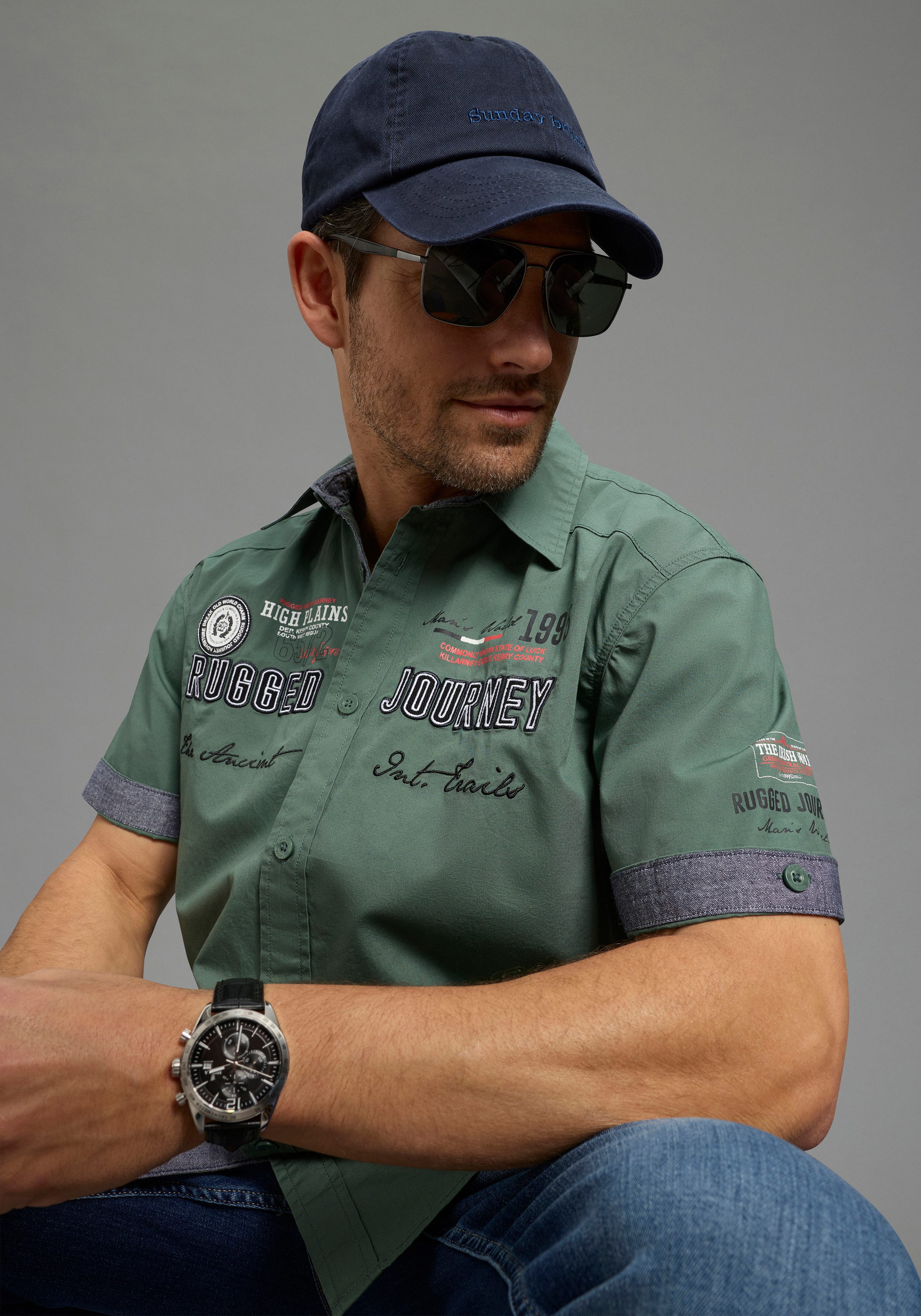 Man's World Kurzarmhemd mit Print und Aufnähern. € 24,99, (€ 24,99 pro 1 Stk).