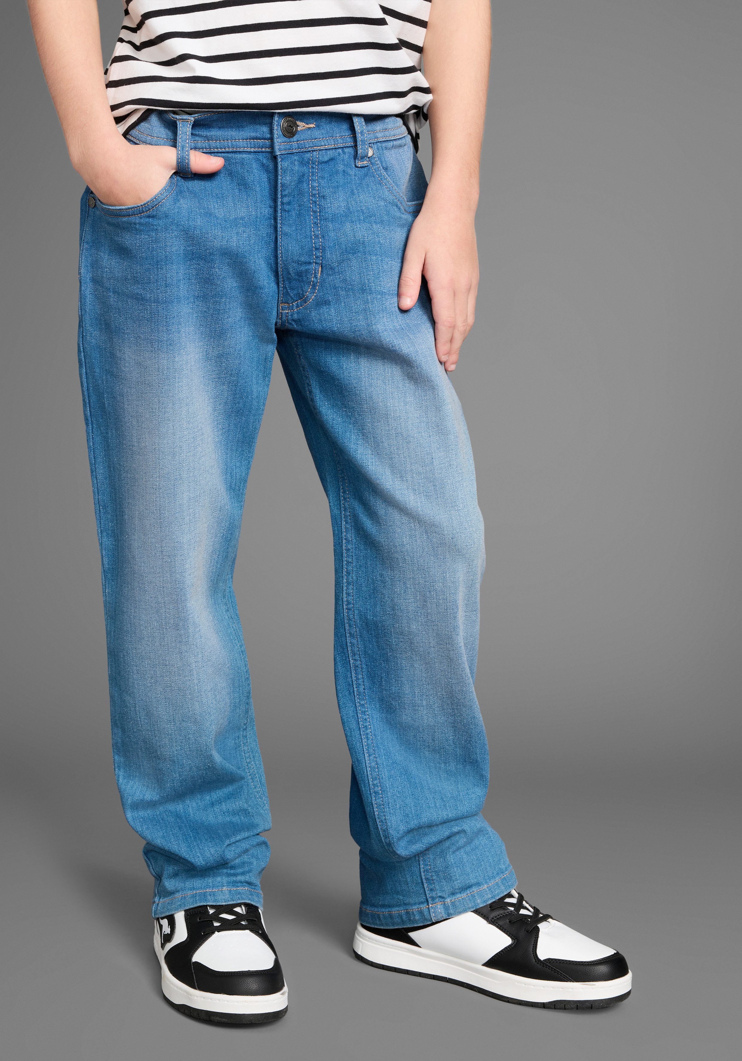 KangaROOS Loose-fit-Jeans Jeans mit weitem Bein und KangaROOS Stickerei Loose-fit Stretchjeans mit Logo-Stickerei