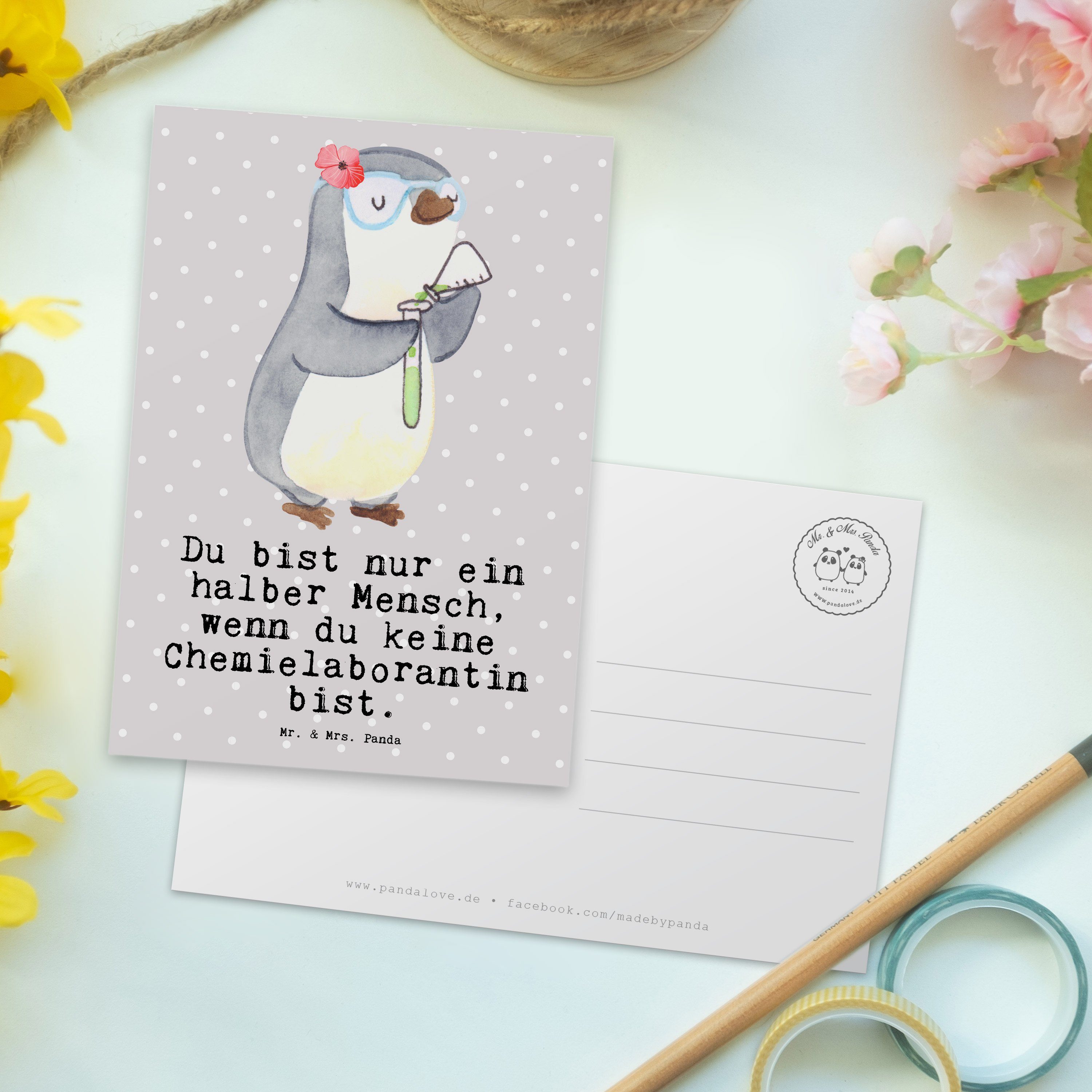 Mr. & - Chemieunterricht Mrs. Herz Geschenk, Chemielaborantin Panda mit Postkarte Grau - Pastell