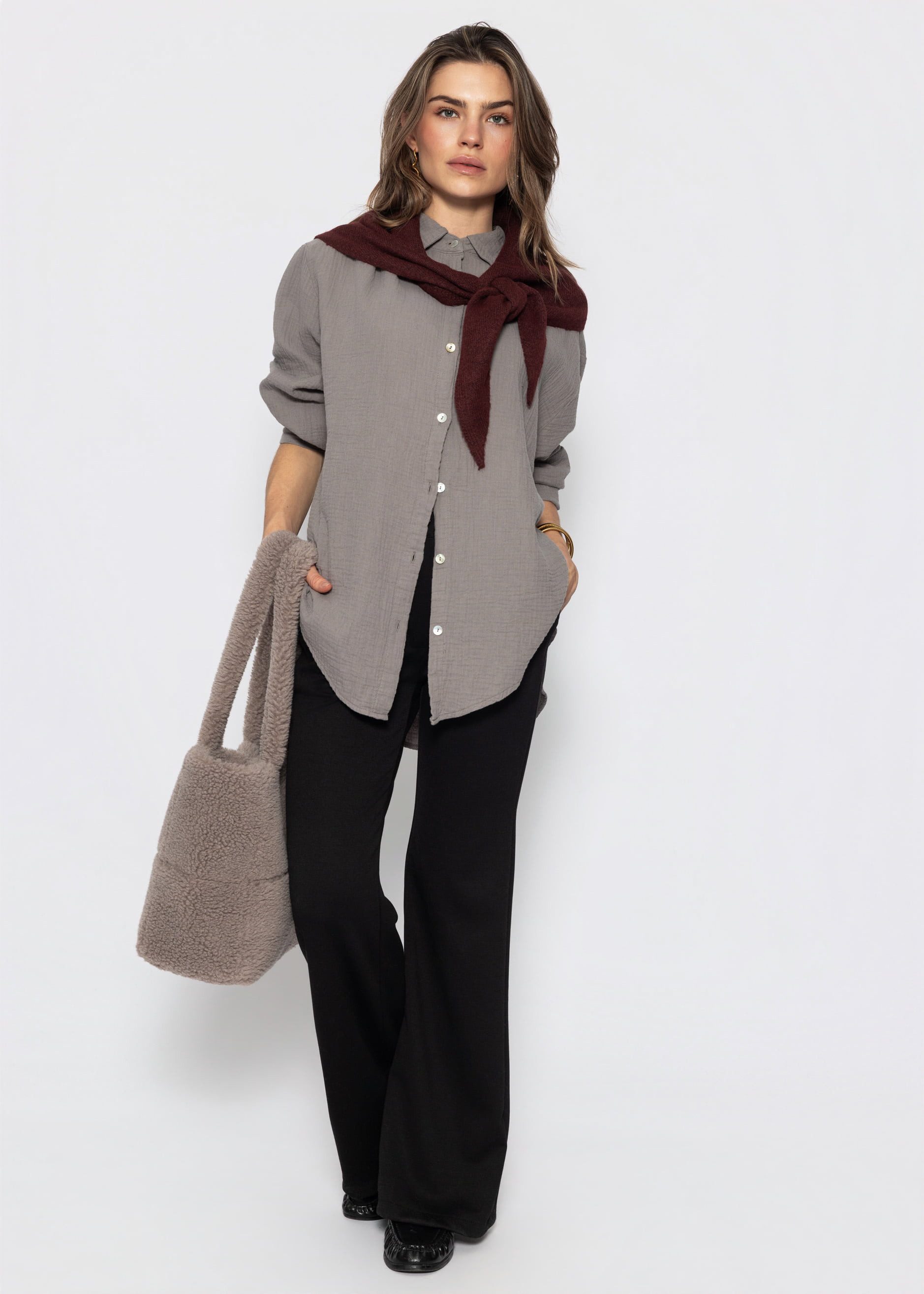 SASSYCLASSY Longbluse Oversize Musselin Bluse Damen kurz Langarm Elegant Hemdbluse lang aus Baumwolle mit V-Ausschnitt, One Size (Gr. 36-48) – Bild 5 von 5
