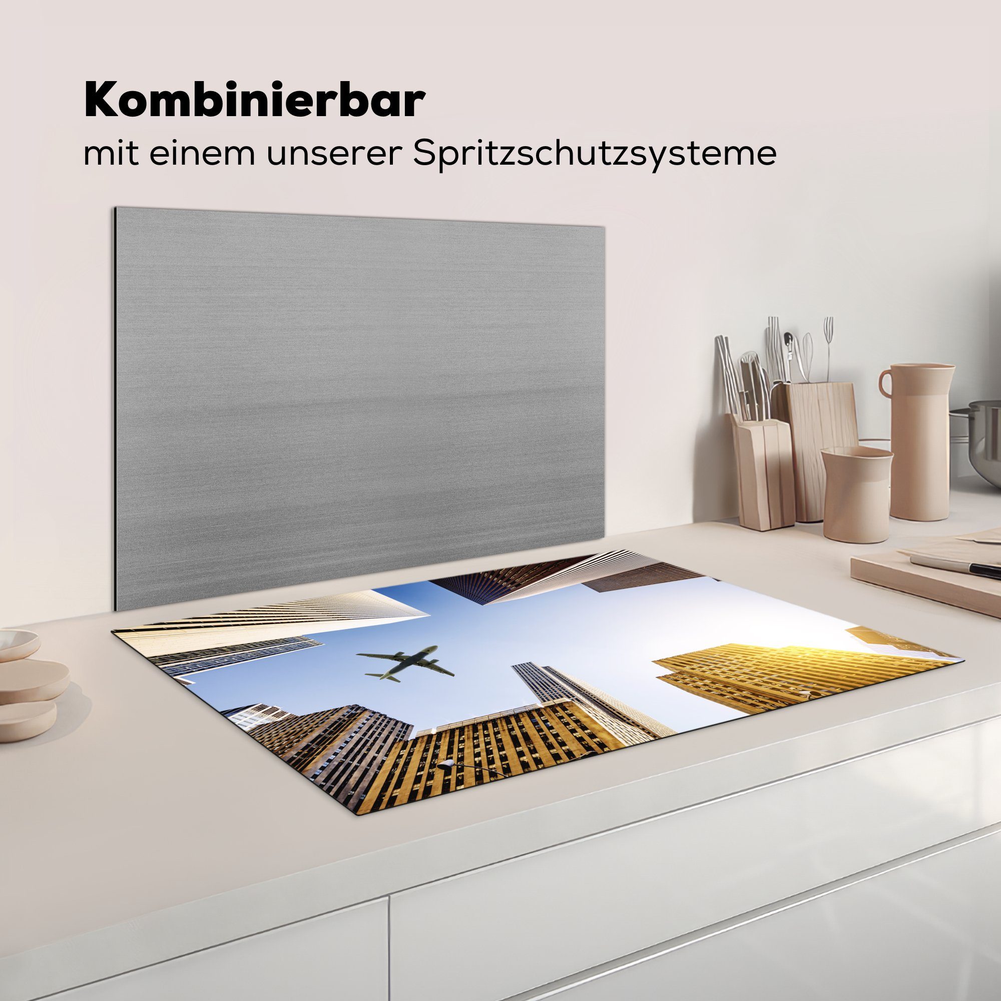 Herdblende-/Abdeckplatte Wolkenkratzern, 81x52 küche, MuchoWow zwischen Vinyl, Schutz für tlg), den (1 Ceranfeldabdeckung cm, Flugzeuge Induktionskochfeld die