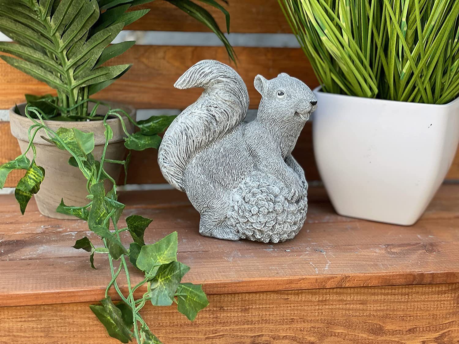 Stone and Style Gartenfigur Frostfeste Steinfigur Eichhörnchen mit Tannenzapfen – Bild 5 von 5