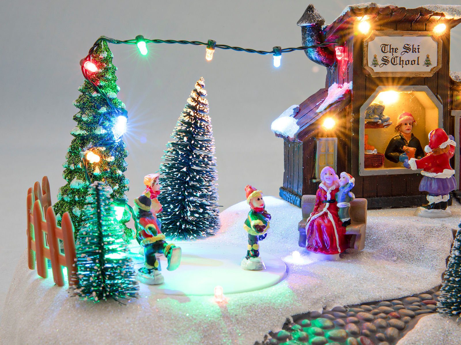 Spetebo Weihnachtsszene Eisbahn mit fahrenden SKI SCHOOL - Figuren THE