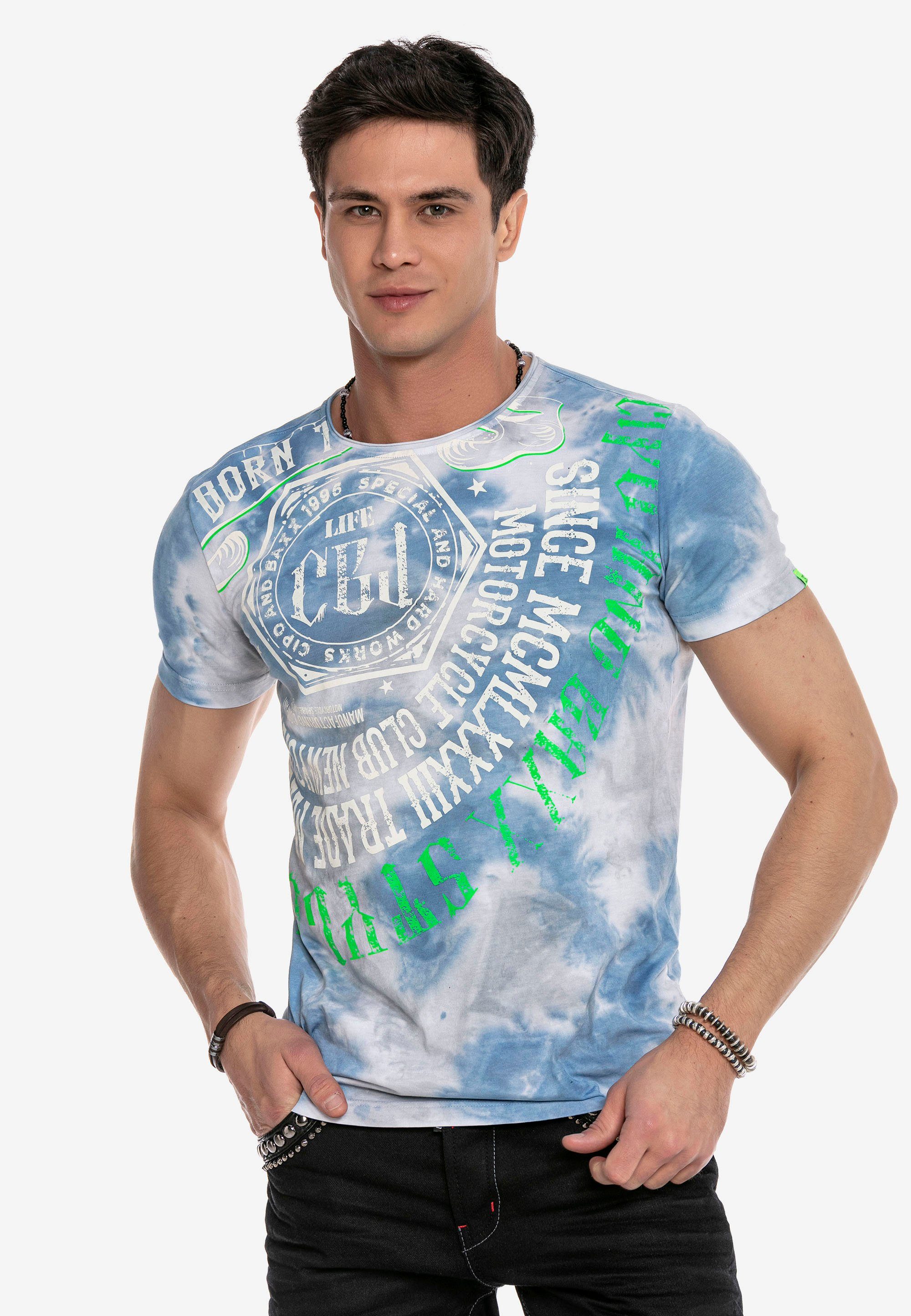 modischem Cipo & Baxx T-Shirt mit blau-weiß Batik-Muster