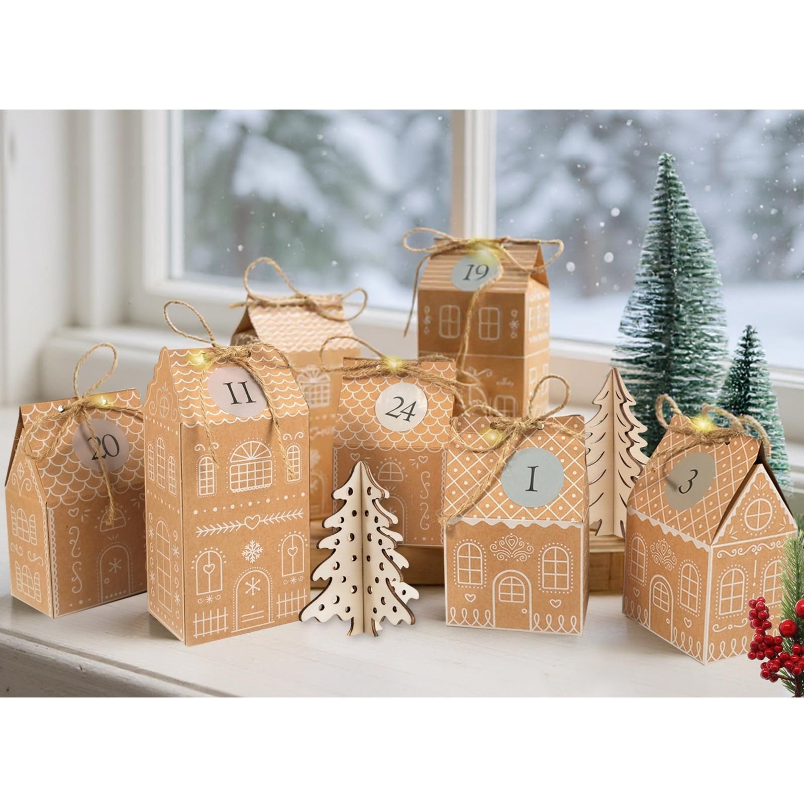 FOUORTUNATE-BEE Geschenkbox 24er Set Weihnachts-Geschenkboxen als Häuschen zum Befüllen, Advent, 24 Geschenkboxen Weihnachten mit Zahlenstickern, Kordel & Tannenbäumen