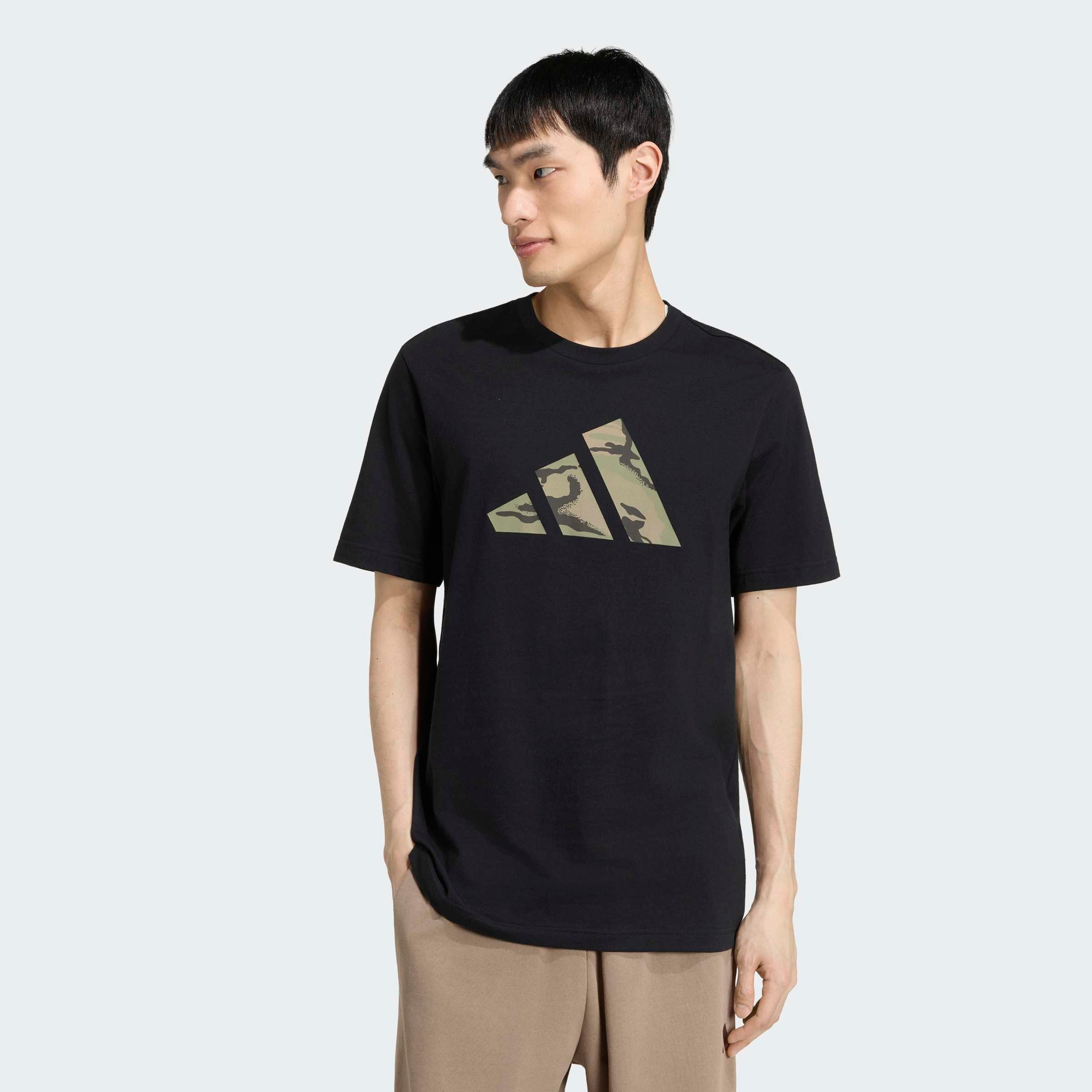 adidas Sportswear T-Shirt CAMO 3-BALKEN GRAFIK mit Rundhalsausschnitt, ohne Verschluss, aus Baumwolle, normale Länge