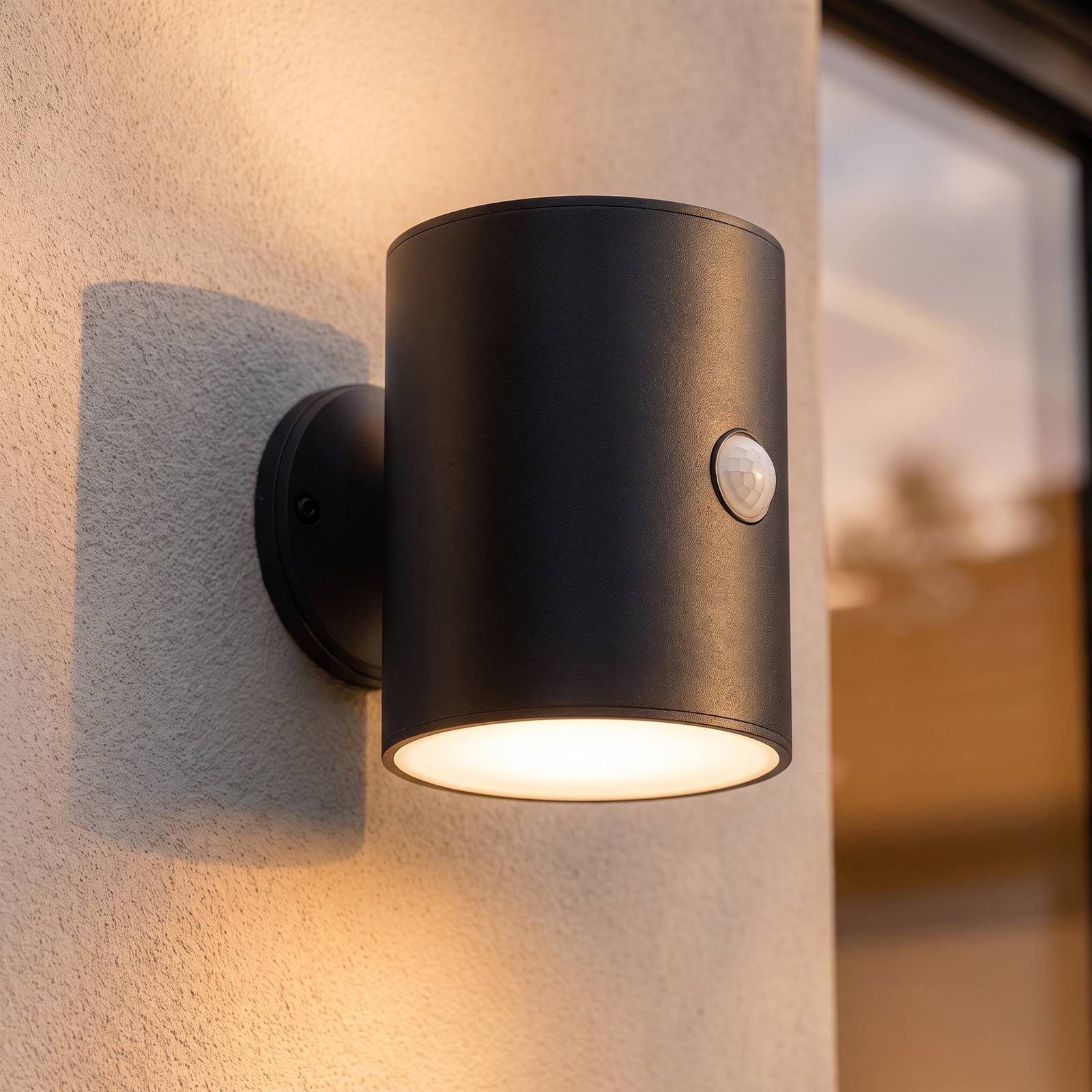 Lindby Außen-Wandleuchte Amren, LED, Kunststoff Schwarz warmweiß IP44mit Bewegungsmelder, 1 x 0,37 W LED, warmweiß