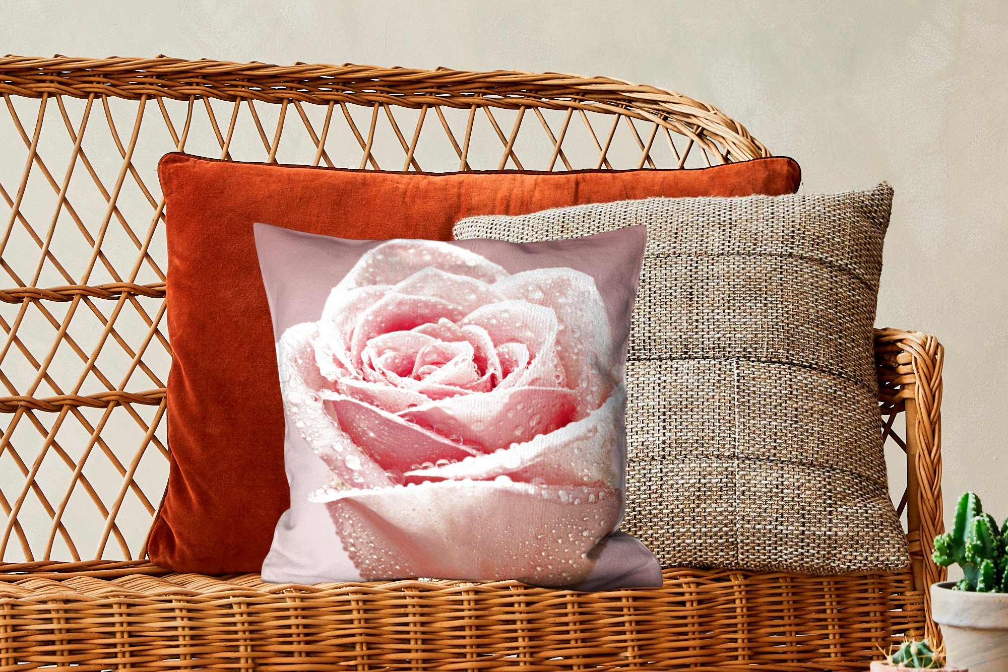 Dekokissen für Tautropfen Rose, Füllung einzelnen einer mit rosa Sofakissen Schlafzimmer, auf Deko, Zierkissen MuchoWow Wohzimmer,
