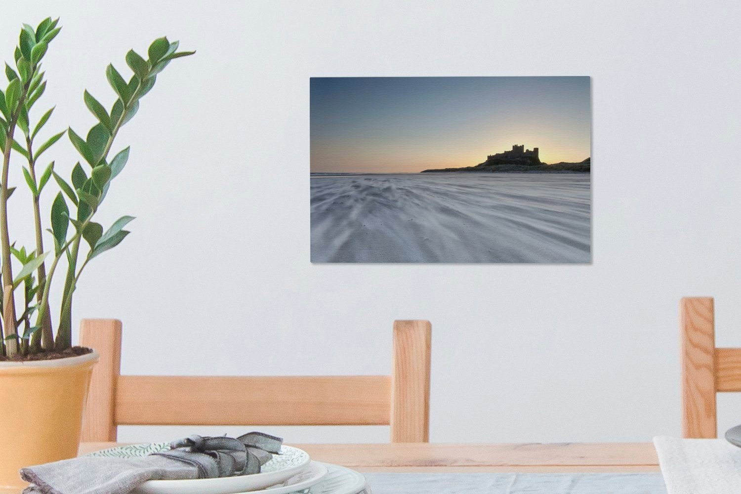 den Leinwandbild Sand, über cm geweht OneMillionCanvasses® 30x20 Bamburgh in Castle wird, Wandbild (1 St), Aufhängefertig, Leinwandbilder, England Wanddeko, der von Strand