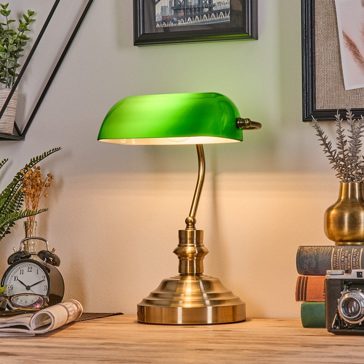 hofstein Tischleuchte Tischlampe aus Metall/Glas in Messing/Grün/Weiß, Schreibtischlampe, ohne Leuchtmittel, traditionelle Bankerlampe für Büros im Vintage-Design, Zugnschnur, E27