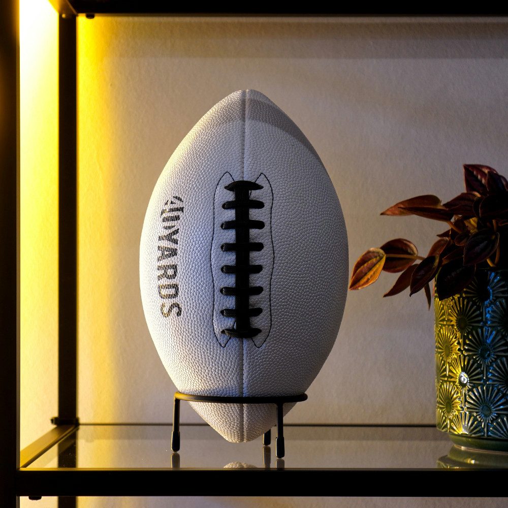 40YARDS Basketballständer American Football Standfuß / Ballständer aus Metall – 3-Bein Halterung, Ø10 cm, Mattschwarz – Rutschfest mit Gumminoppen