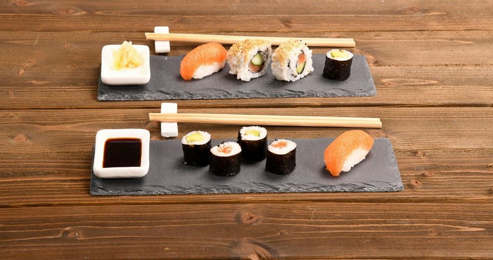 KESPER for kitchen & home Servierplatte (Sushi-Set), Holz, Porzellan,  Schiefer, (Set, 8-tlg), mit Zubehör, 2 Sushi-Stäbchenhalter aus Keramik 6 x  1,5 cm