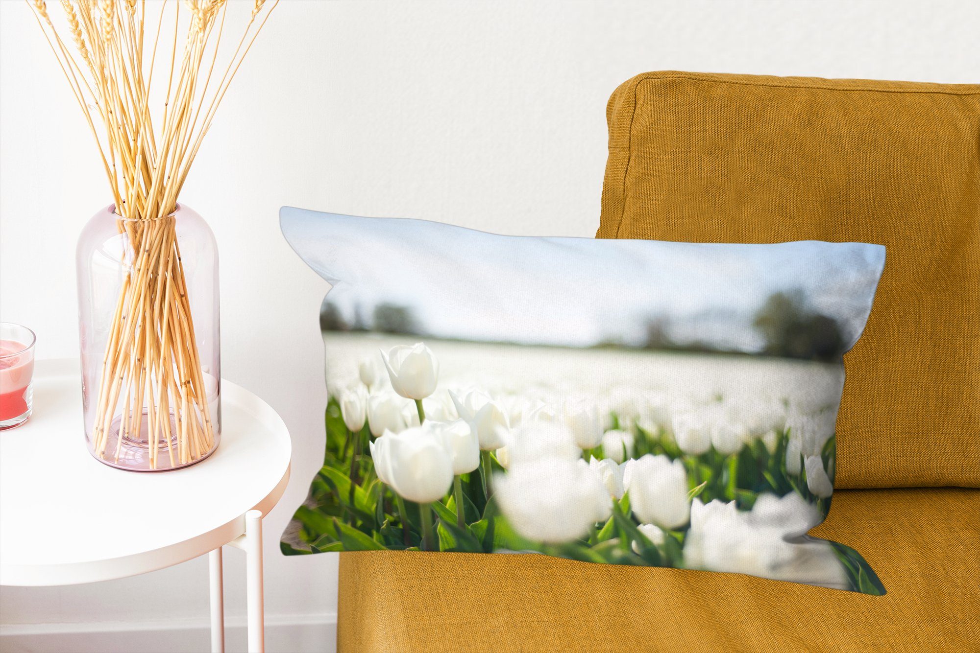 Tulpenfeld Wohzimmer MuchoWow Zierkissen, Tulpen, mit weißen Dekoration, Dekokissen Schlafzimmer Dekokissen mit Füllung,