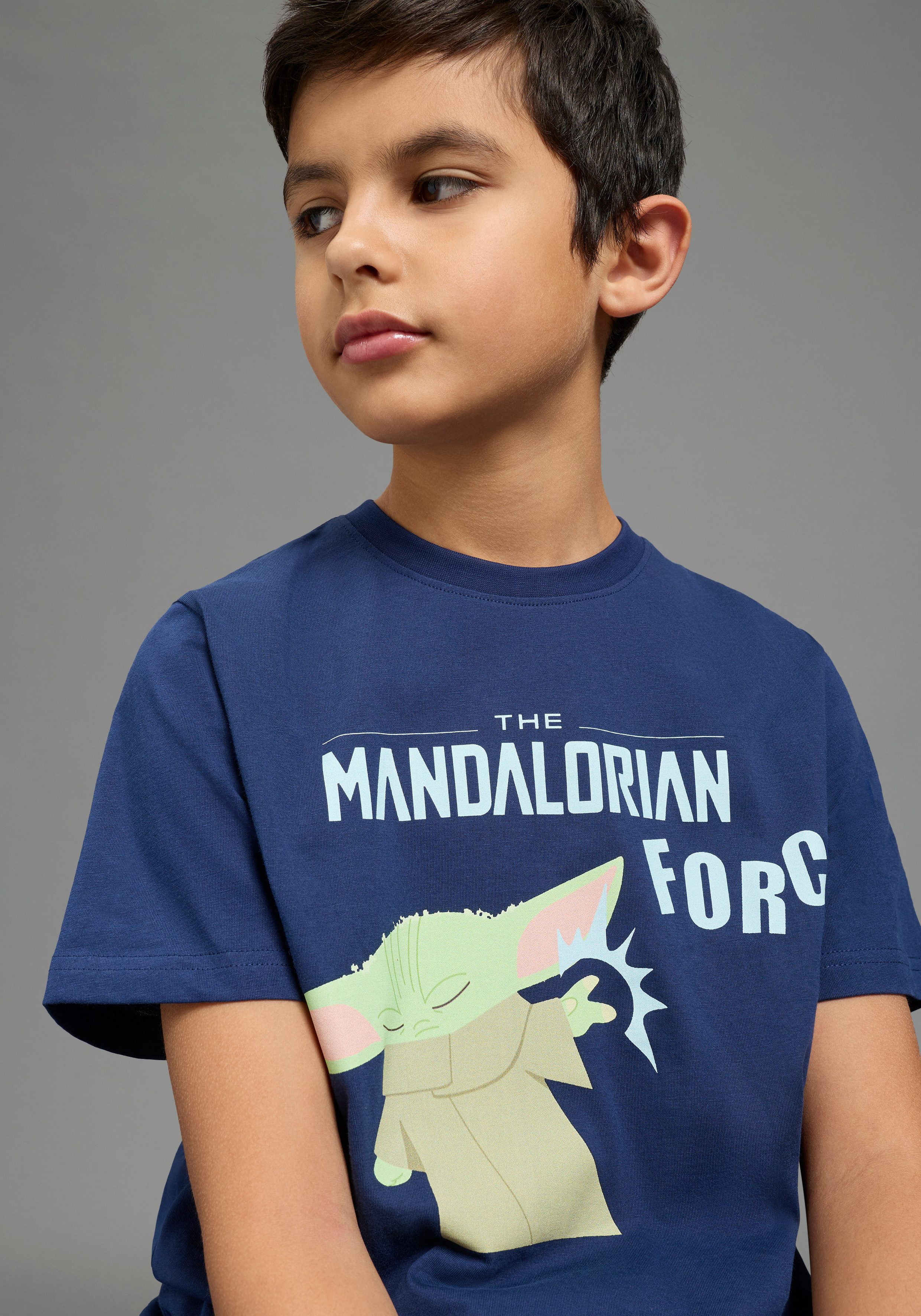 KIDSWORLD T-Shirt STAR WARS: MADALORIAN - Disney Shirt MANDALORIAN Shirt für Jungen, Kurzarm, bedruckte Optik, aus Baumwolle