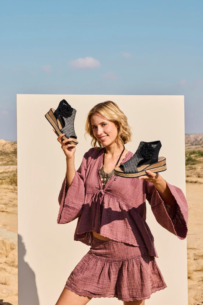 Rieker Schaftsandalette Keilsandale, Sommerschuh, Plateausandalette mit Blüte