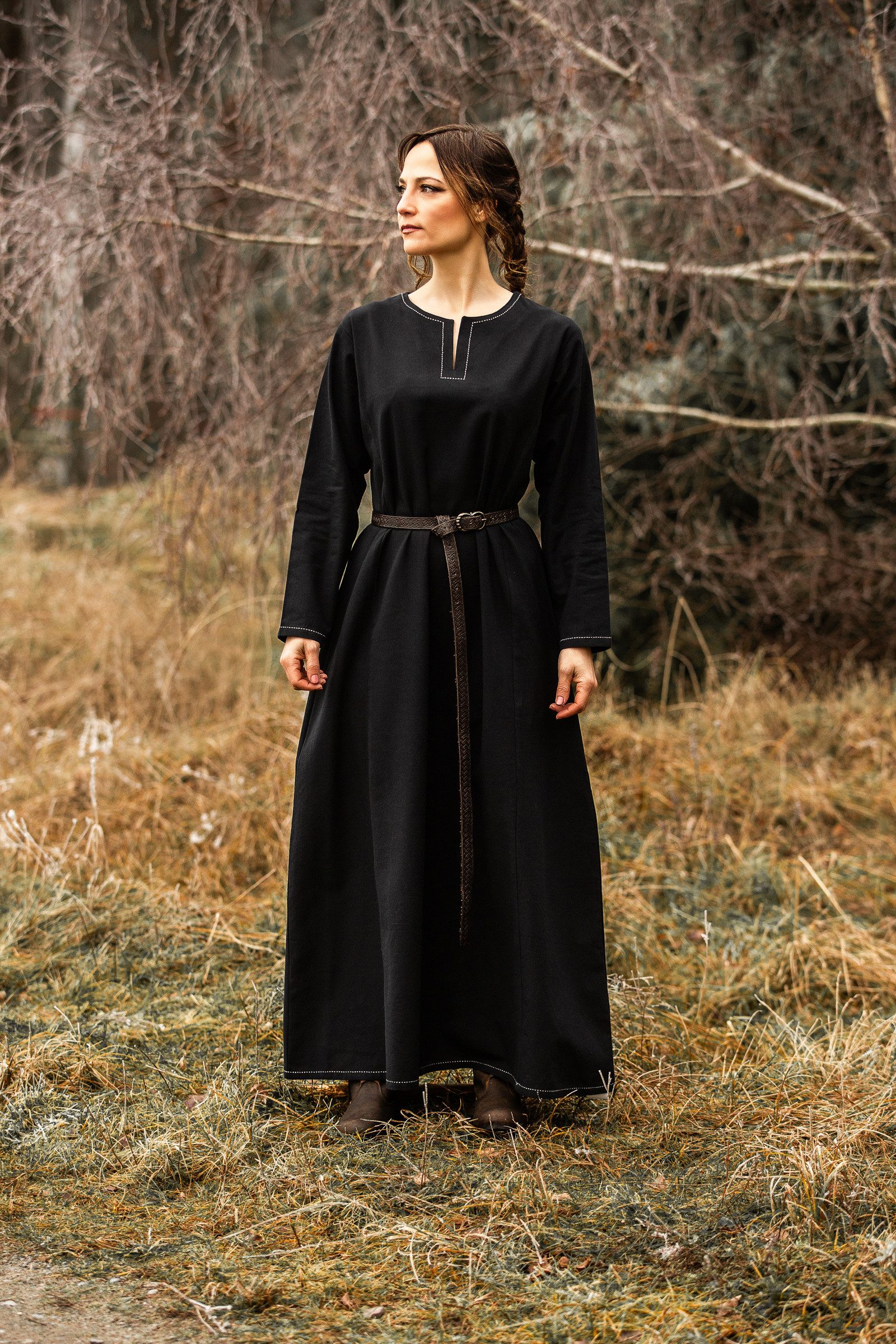 Leonardo Carbone Wikinger-Kostüm Unterkleid "Helga" mit V-Schlitz, kunstvolle Ziernähte, hochwertige Baumwolle