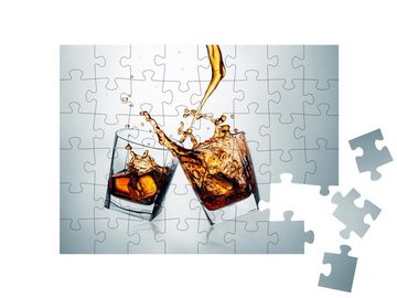 puzzleYOU Puzzle Zwei Whiskeygläser klirren zusammen, 48 Puzzleteile, puzzleYOU-Kollektionen Whisky