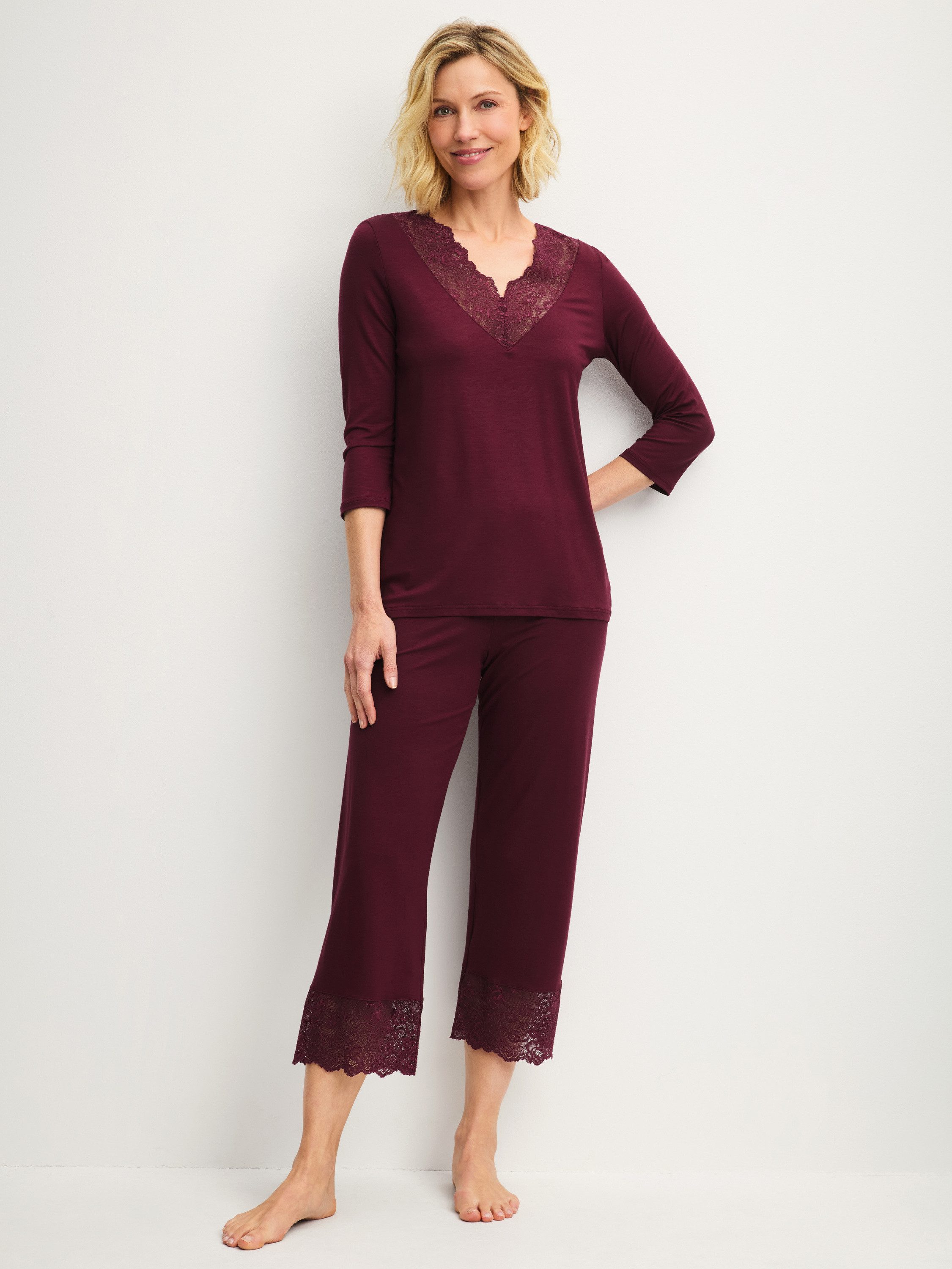 CALIDA Capri-Pyjama Elegant Dreams Damen (2 tlg) luftiger Schnitt, mit Spitzendetails, fließend und anschmiegsam