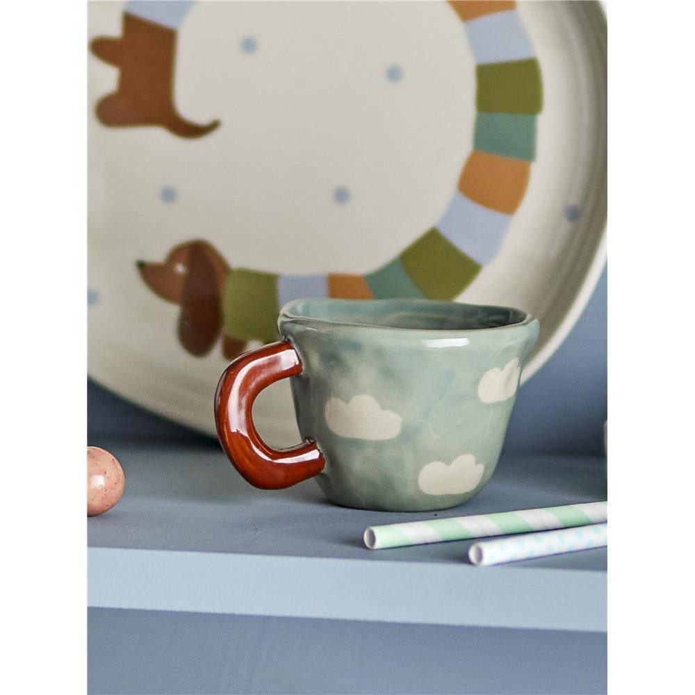 Bloomingville Tasse MINI Nini Blau mit Wolken, Steingut, Kindertasse, Steingut, Handbemalt, Wolkenmotiv, Verspielt, Unikat, dänisches Design, Klein
