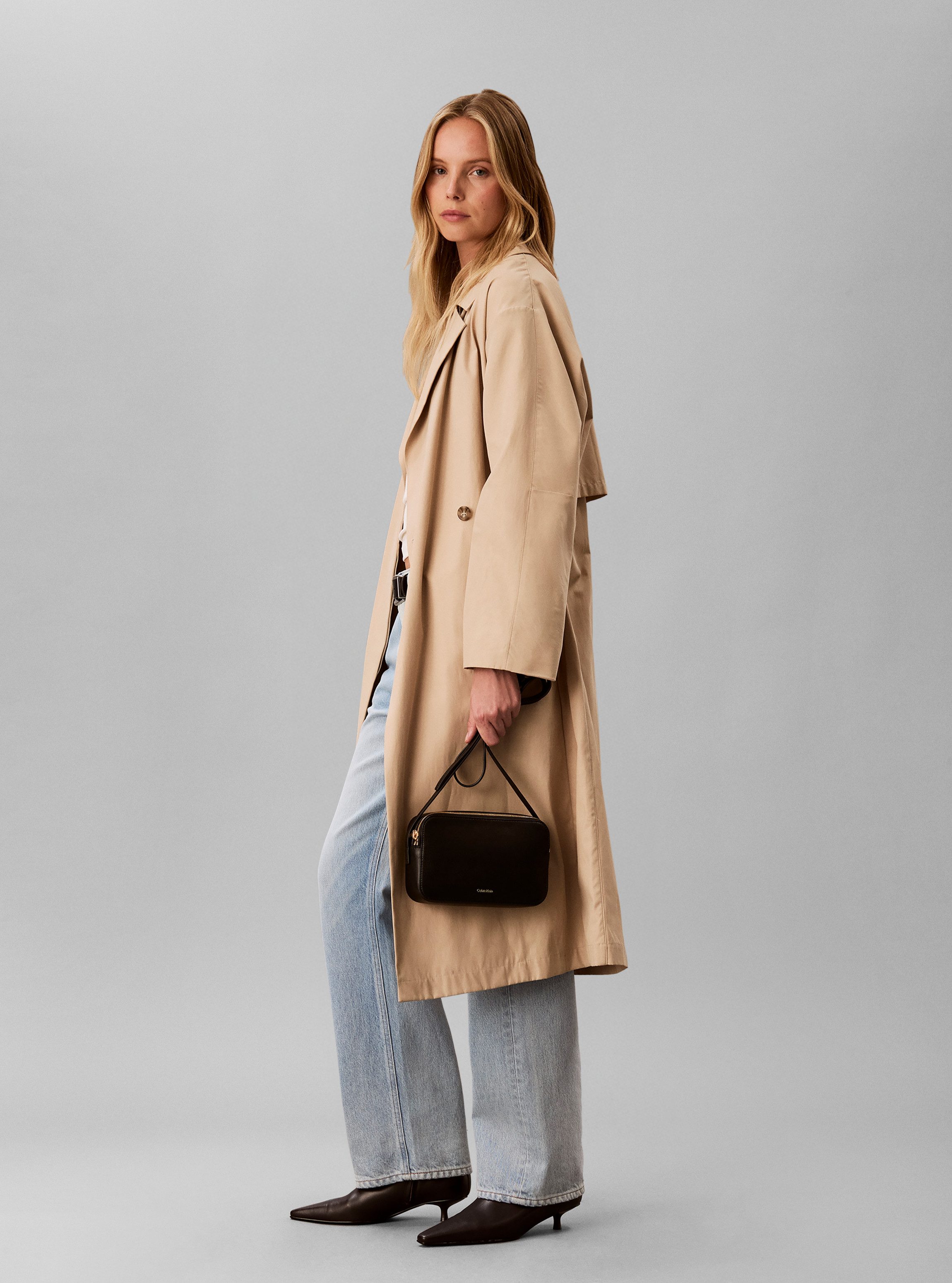 Calvin Klein Umhängetasche FOIL LOGO ELONGATED CAMERA BAG, Unisex Mini Bag, Schultertasche mit CK-Logo