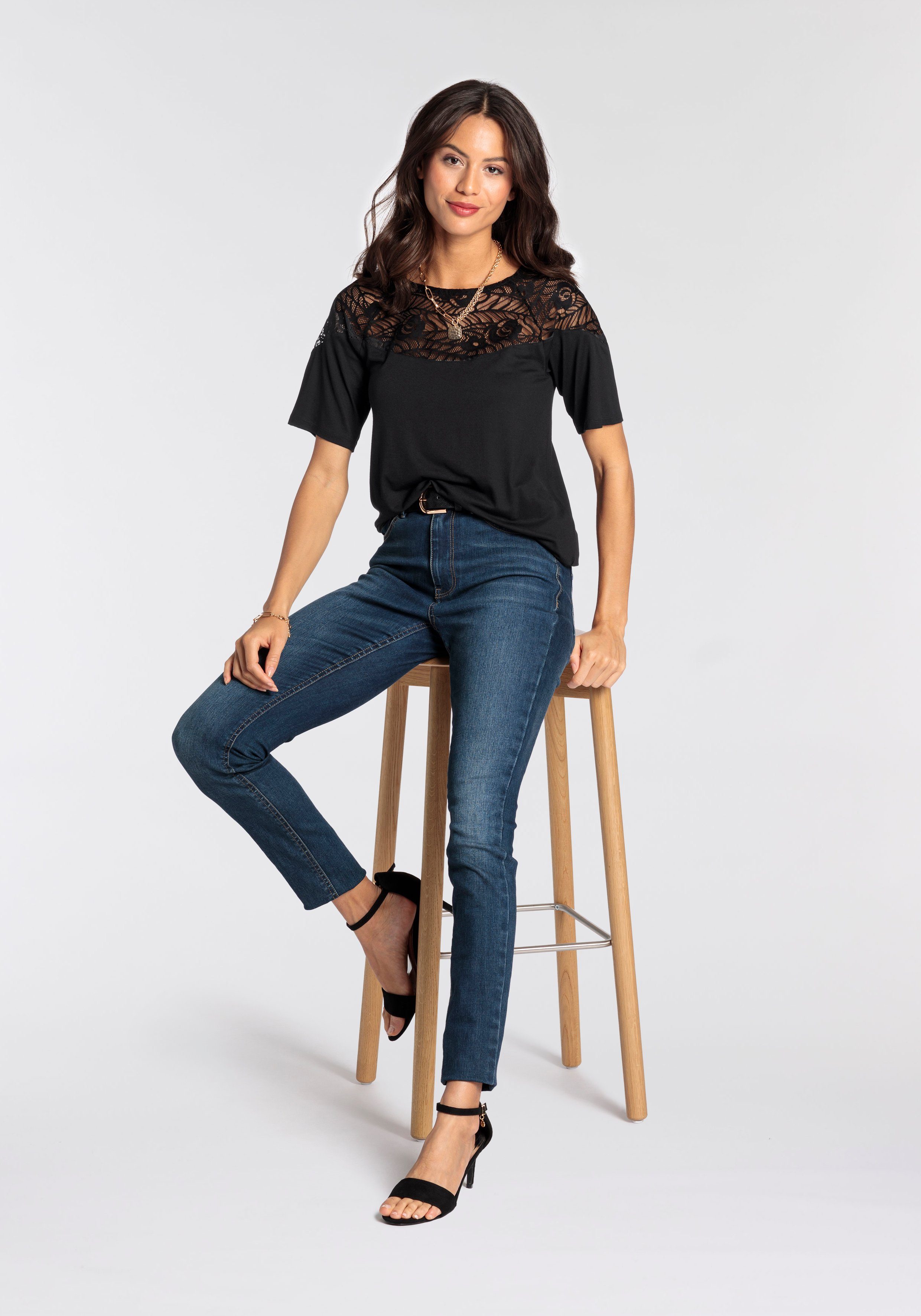Laura Scott Wickelshirt halbarm, figurumspielende Passform, aus Single Jersey und Spitze