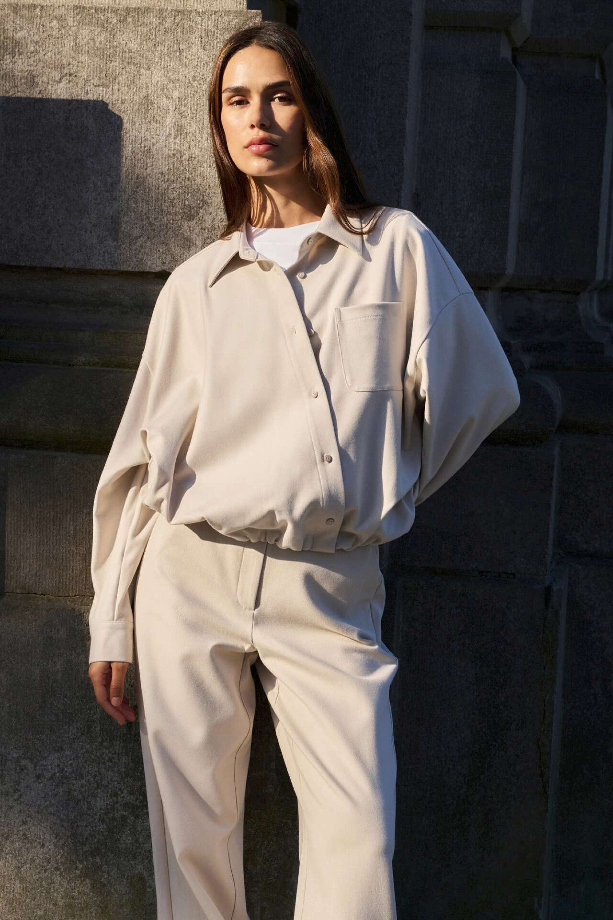 YAYA Kurzarmbluse Bluse mit asymmetrischer Knopfleiste und elastischem Saum günstig online kaufen