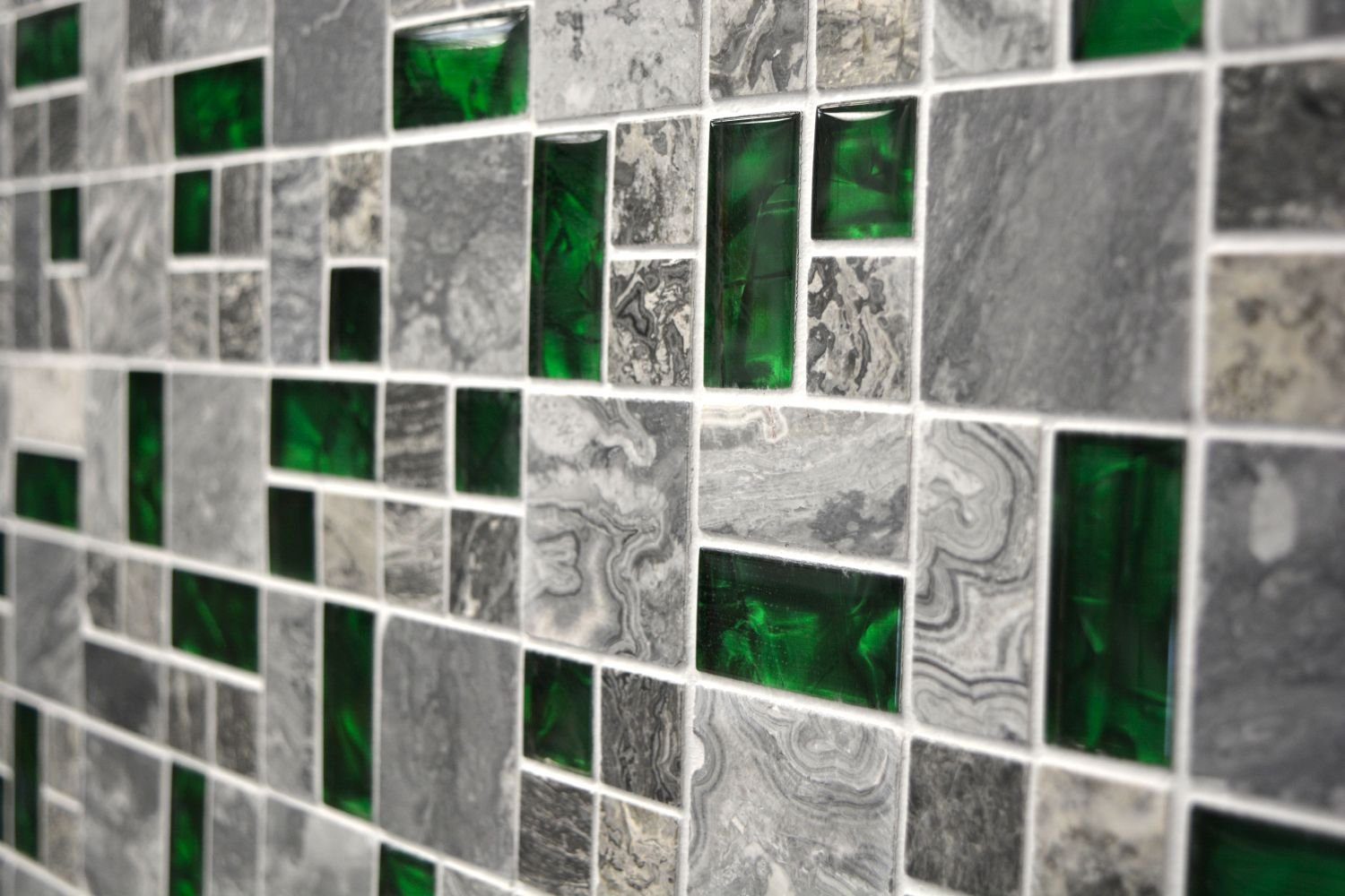 Wandverkleidung Dekorative Mosaikfliesen grau glänzend, Naturstein Mosani mit Mosaikfliesen grün Glasmosaik