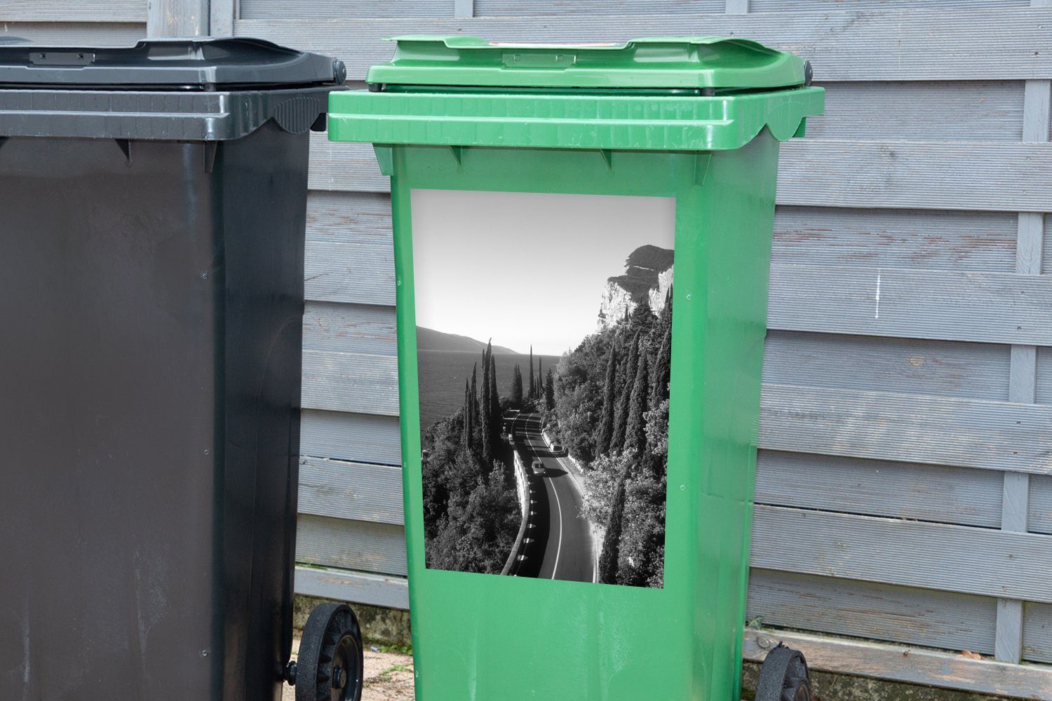 Mülleimer-aufkleber, die in - (1 weiß schwarz Container, Wandsticker St), Berge durch Richtung und Abfalbehälter Gardasee Sticker, Straße Mülltonne, MuchoWow Eine