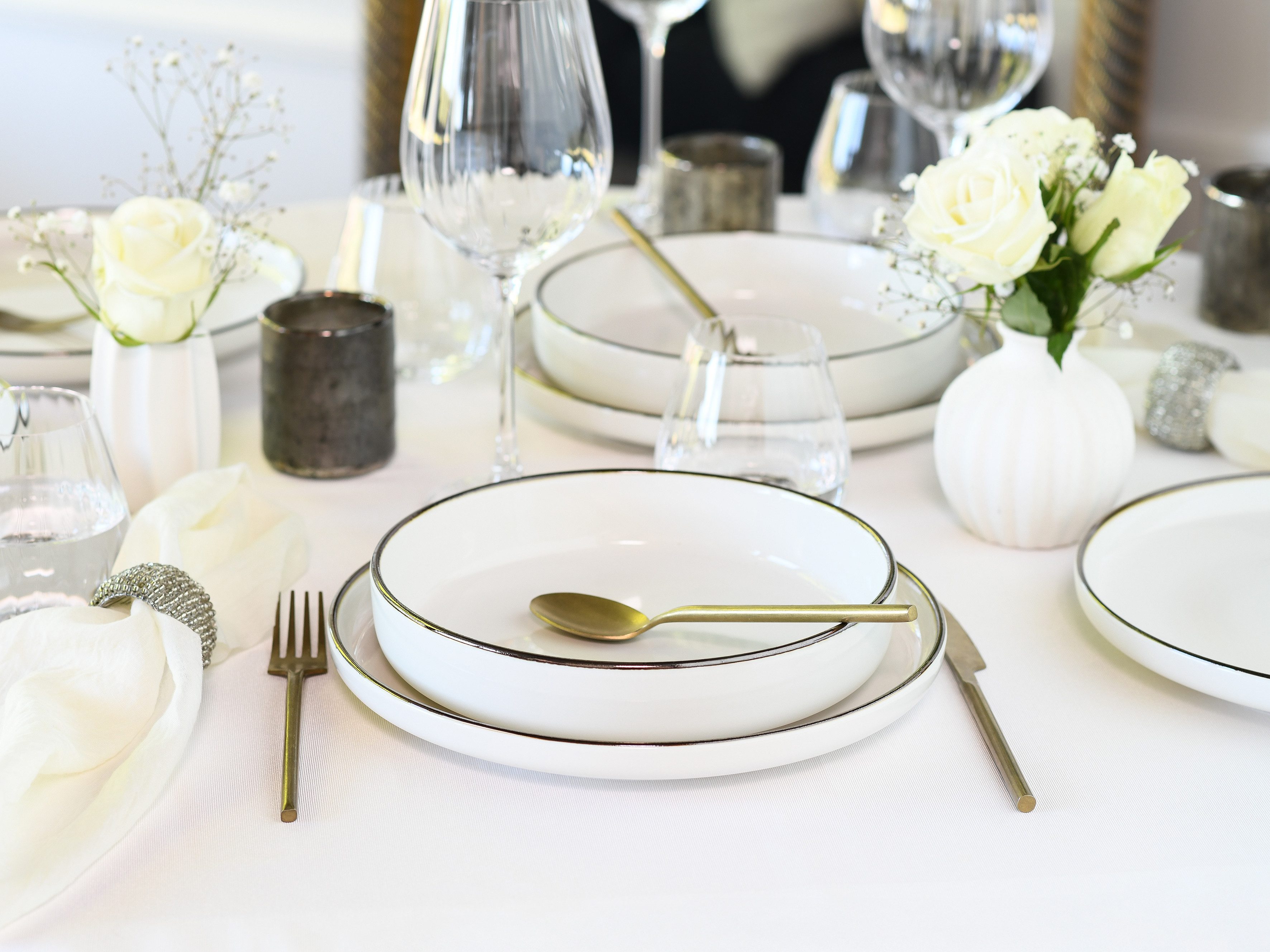 CreaTable Teller-Set Nordic Festive, Service 18-tlg. (18-tlg), 6 Personen, Steinzeug, Teller Set, Minimalistisches Design, Dezente goldene Akzente
