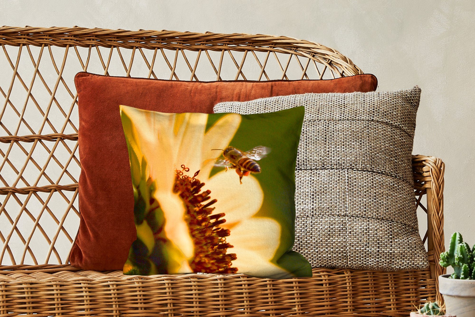 MuchoWow Dekokissen Eine Sonnenblume Sofakissen Füllung mit Deko, Zierkissen Biene, Schlafzimmer, für einer mit Wohzimmer, fliegenden