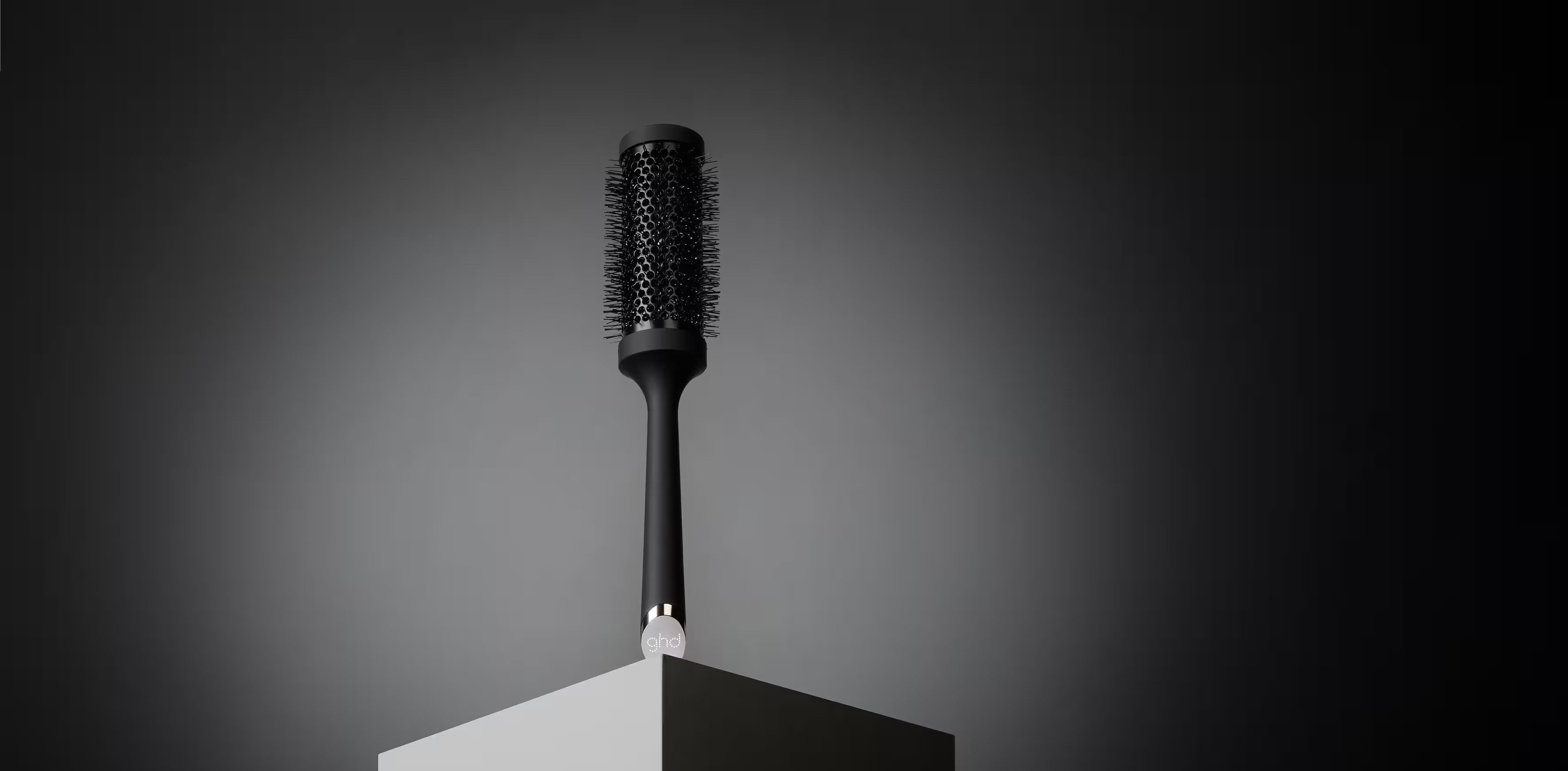 GHD Stylingbürste Ghd The Blow Dryer - Rundbürste - 45 mm, 1-tlg., Ihr Keramikkörper speichert die Föhnwärme