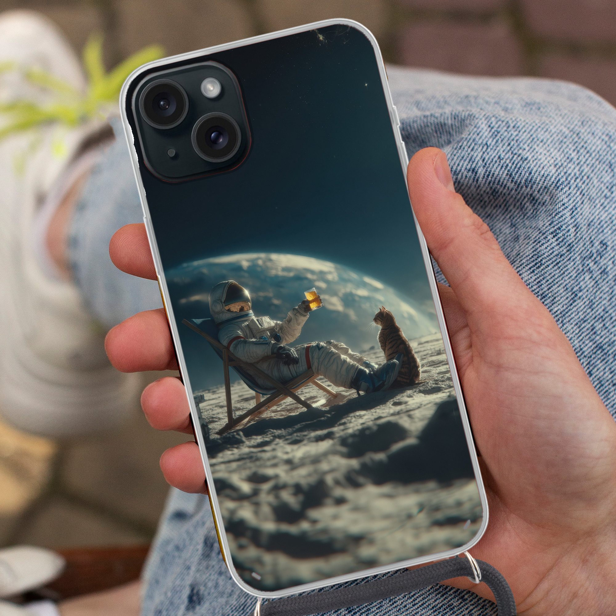 MuchoWow Handyhülle für Apple iPhone 15 Plus Astronaut - Katze - Glas - Stuhl, Tragbare Handyhüllen mit Kette zum umhängen, Handykette Handyband