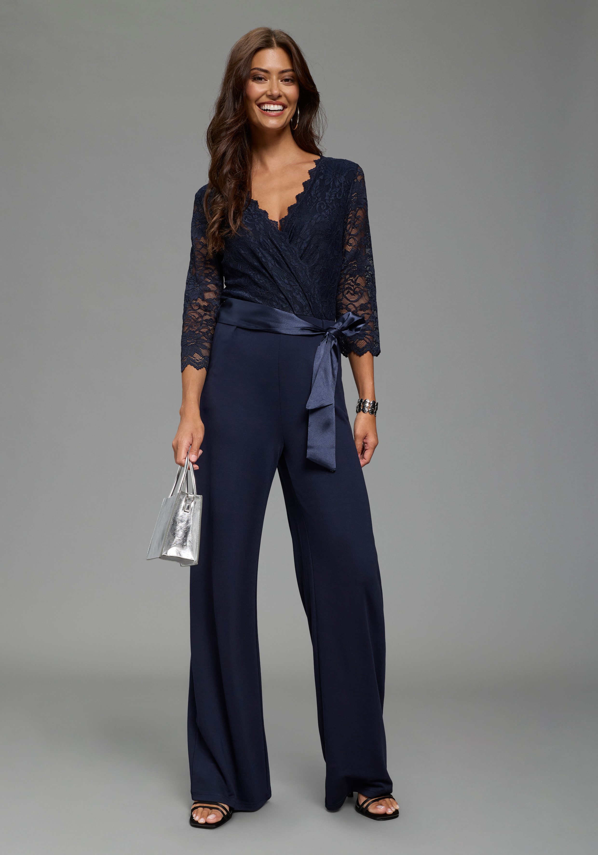 Laura Scott Jumpsuit mit Spitzenoberteil und Satin-Bindegürtel. € 84,99, (€ 84,99 pro 1 Stk).