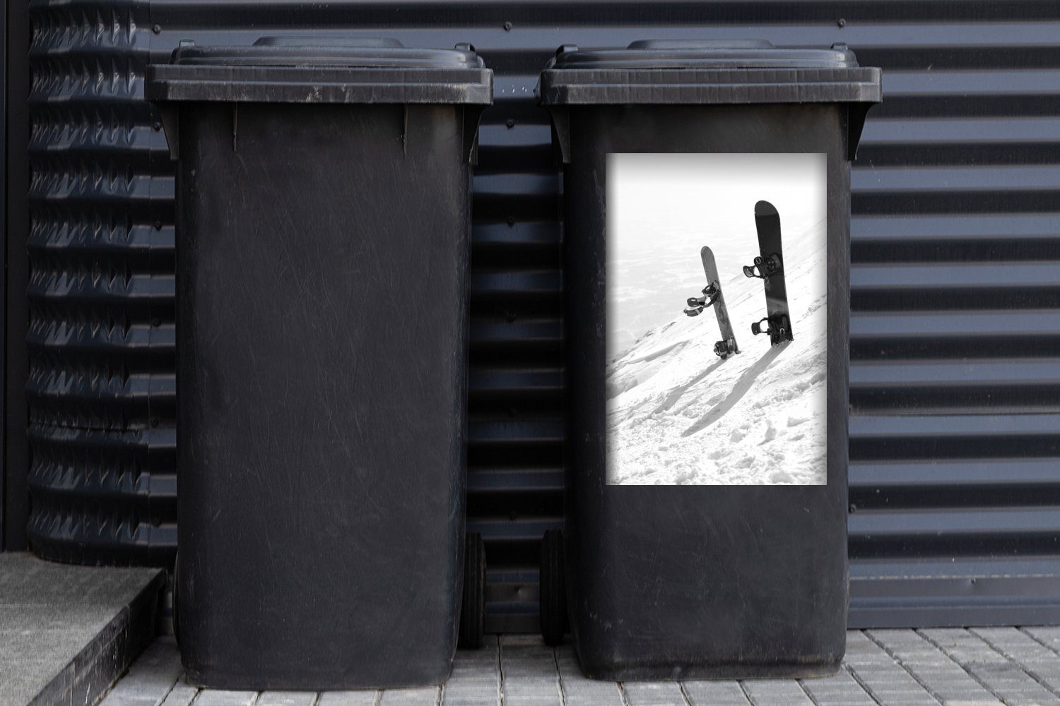 stehen Schneedecke Zwei (1 dicken Snowboards Abfalbehälter aufrecht Mülleimer-aufkleber, Wandsticker Sticker, einer in - St), MuchoWow Container, schwarz Mülltonne,
