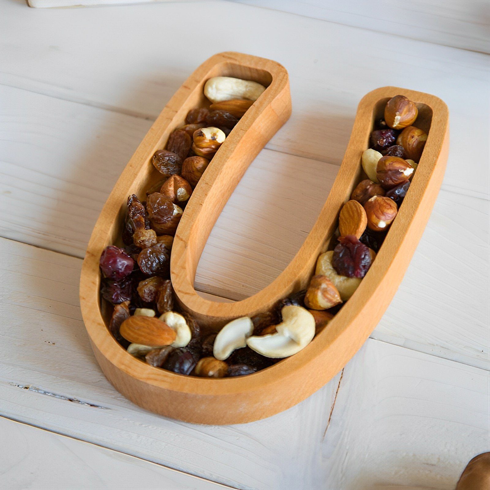 Dekonaz Servierschale Holzschale in Buchstabenform „V“ – 16 cm, Naturholz Buche, (1-tlg), Holz