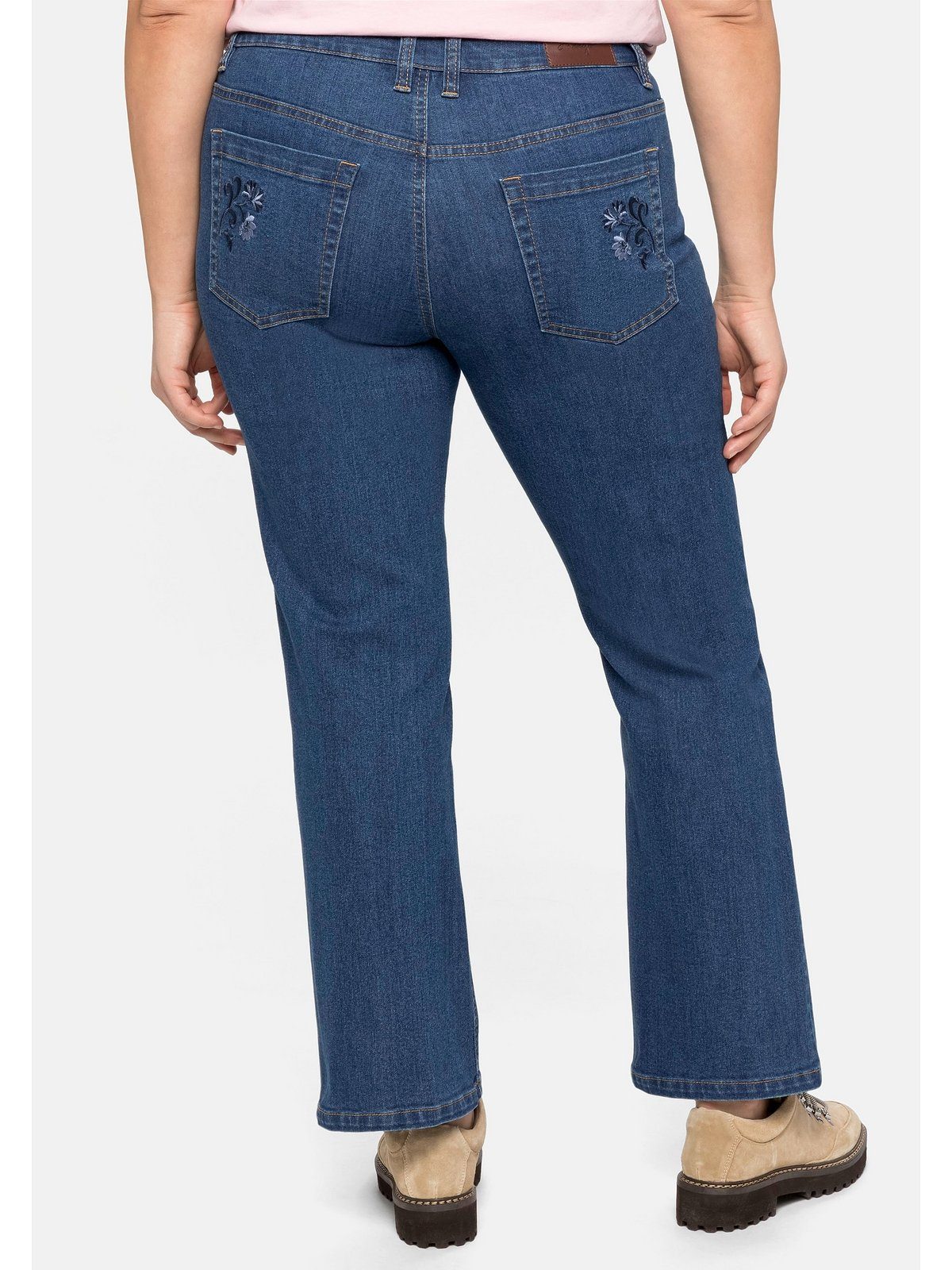 Sheego Bootcut-Jeans Große Größen abknöpfbarem Latz im Trachtenlook mit