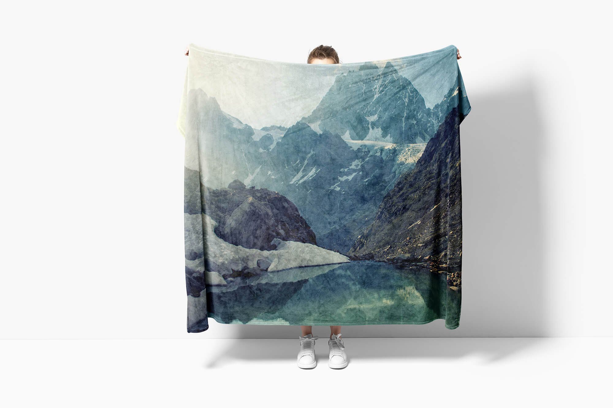 Sinus Art Handtücher Handtuch mit Strandhandtuch Baumwolle-Polyester-Mix (1-St), Berge, Fotomotiv Handtuch Kuscheldecke Schnee Bergsee Saunatuch