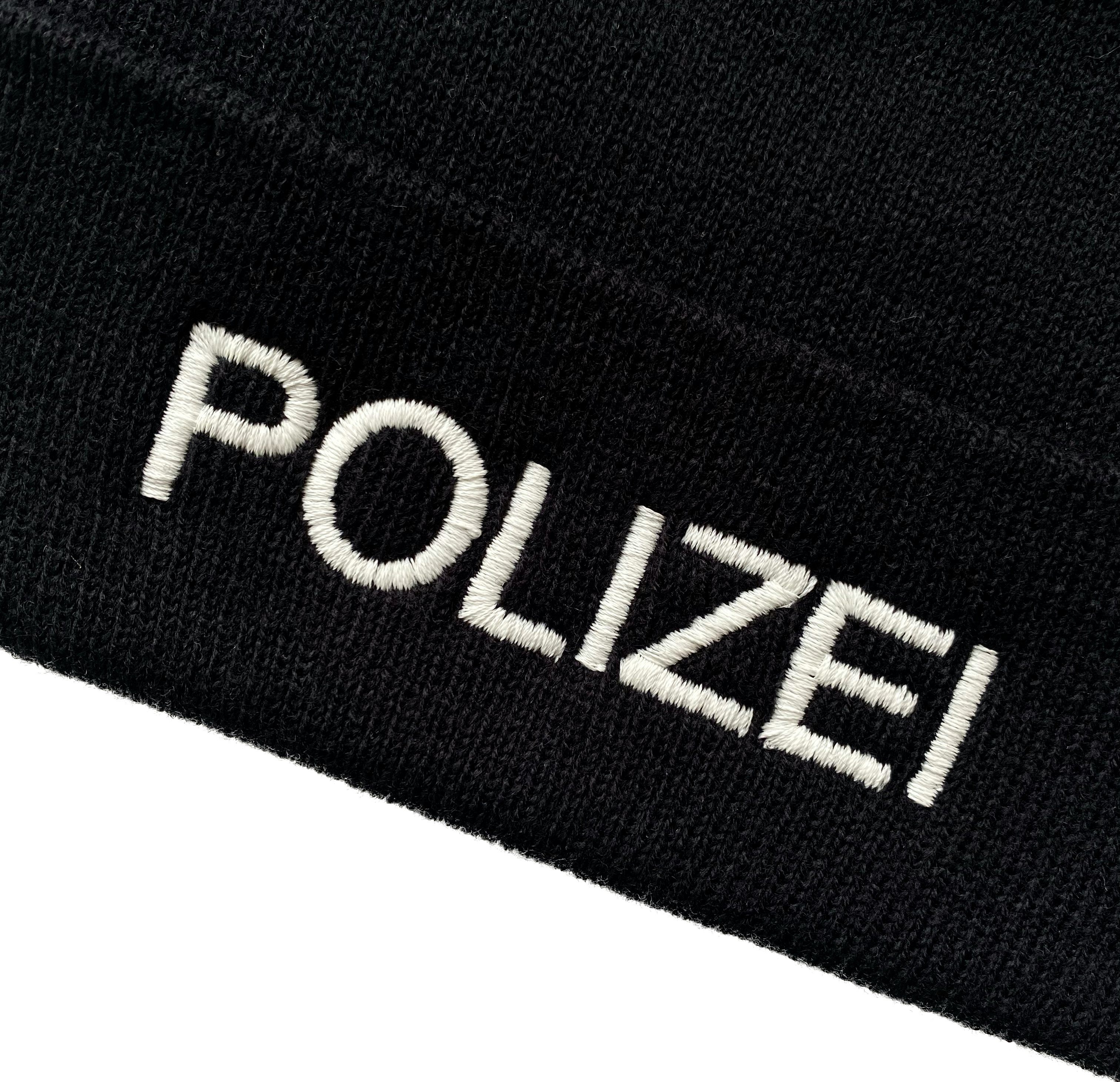 Schnoschi Strickmütze Strickmütze mit Polizei Umschlag Umschlag mit (Beanie mit bestickt schwarz Mütze) breiten