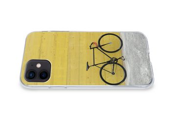 MuchoWow Handyhülle Ein Rennrad vor einem industriellen Hintergrund, Handyhülle Apple iPhone 12, Smartphone-Bumper, Print, Handy