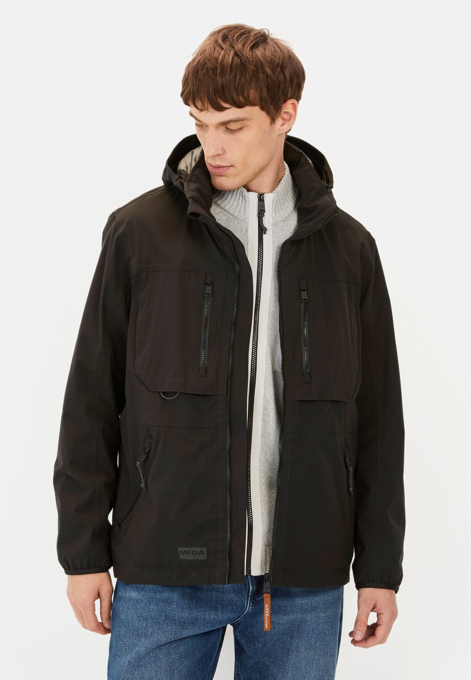 Funktionsjacke mit abnehmbarer Kapuze