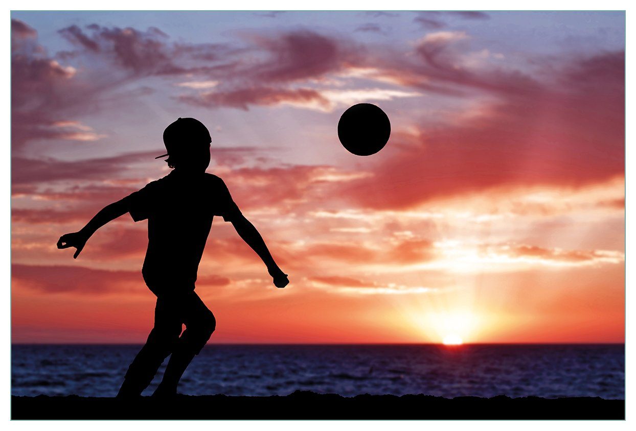 Wallario Küchenrückwand Abendrot, im (1-tlg) Junge Kleiner - Fußball spielt
