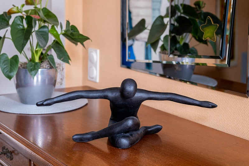 IDYL Dekofigur IDYL Sandstein-Skulptur Flying Man, Diese Figuren fallen auf durch ihre Schlichtheit und Eleganz. Die dezent strukturierte und matte Oberfläche mit weichen Erscheinungsbild prägen den Charakter dieser Statuen.