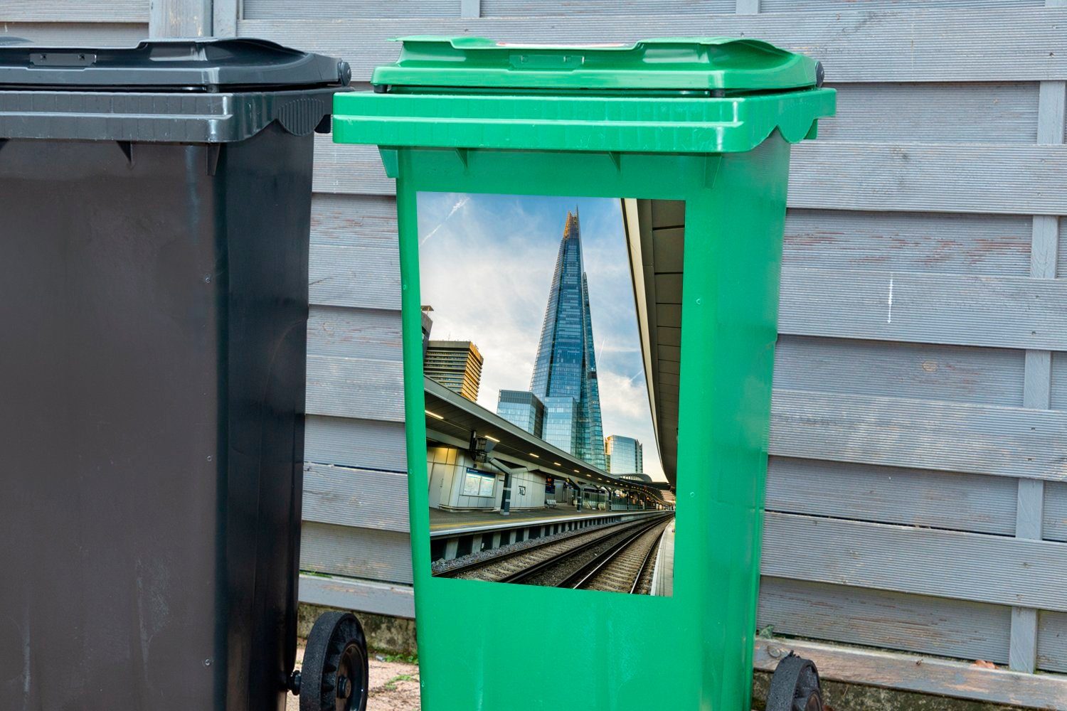 Mülleimer-aufkleber, Container, Shard London MuchoWow Mülltonne, (1 Bahnhof Wandsticker Abfalbehälter von einem in The St), aus Sticker,