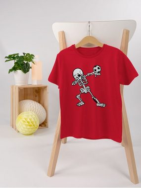 Shirtracer T-Shirt Dabbendes Skelett mit Fussball Kinder Sport Kleidung