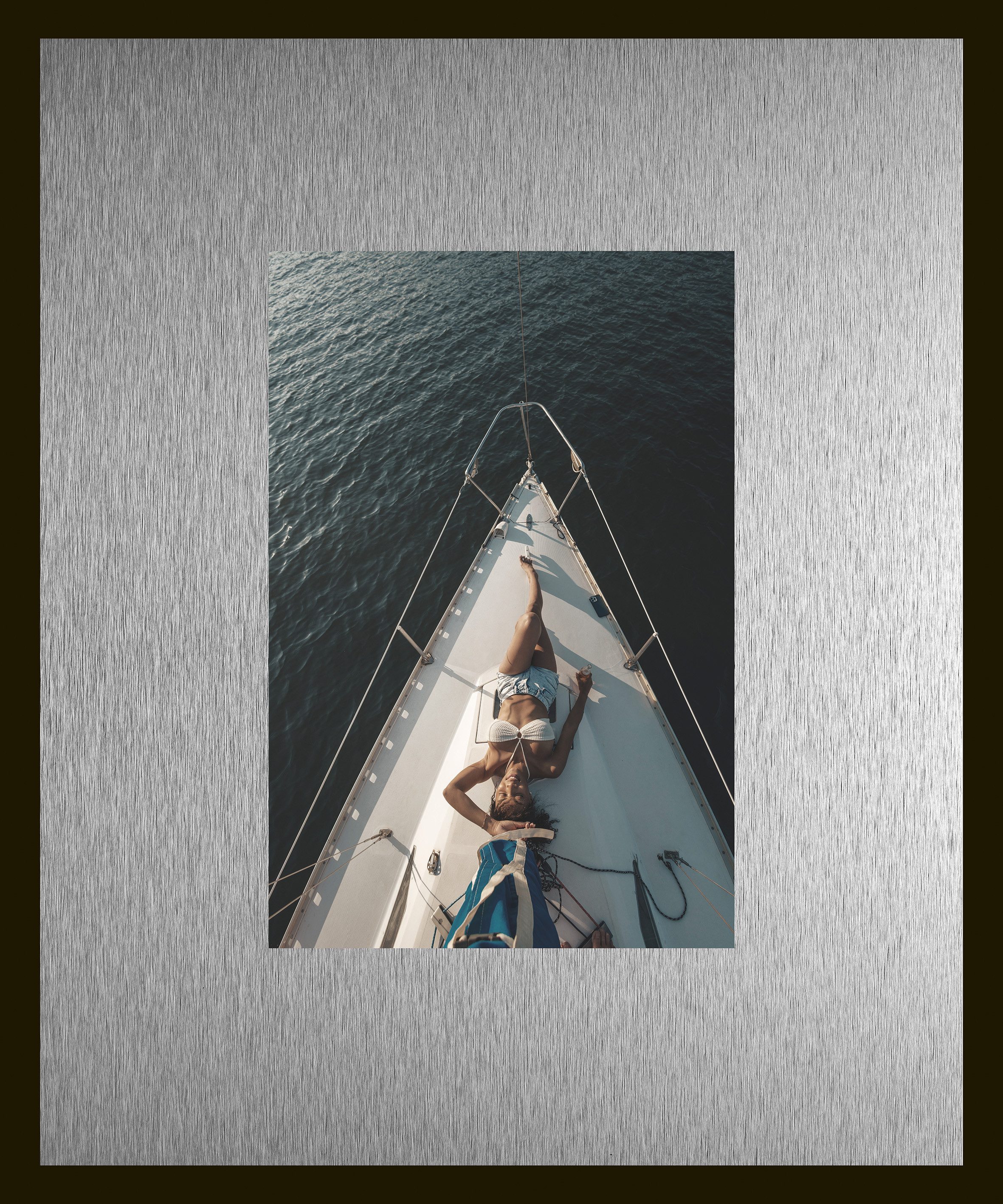 queence Bild Trend Wandbild, Wandkunst, Kunstdruck "Frau auf Segelboot", Bilder von Booten & Schiffen, Boote & Schiffe, Frau (1 St), inkl. Passepartout aus hochwertigem Aluminium und schwarzem Rahmen