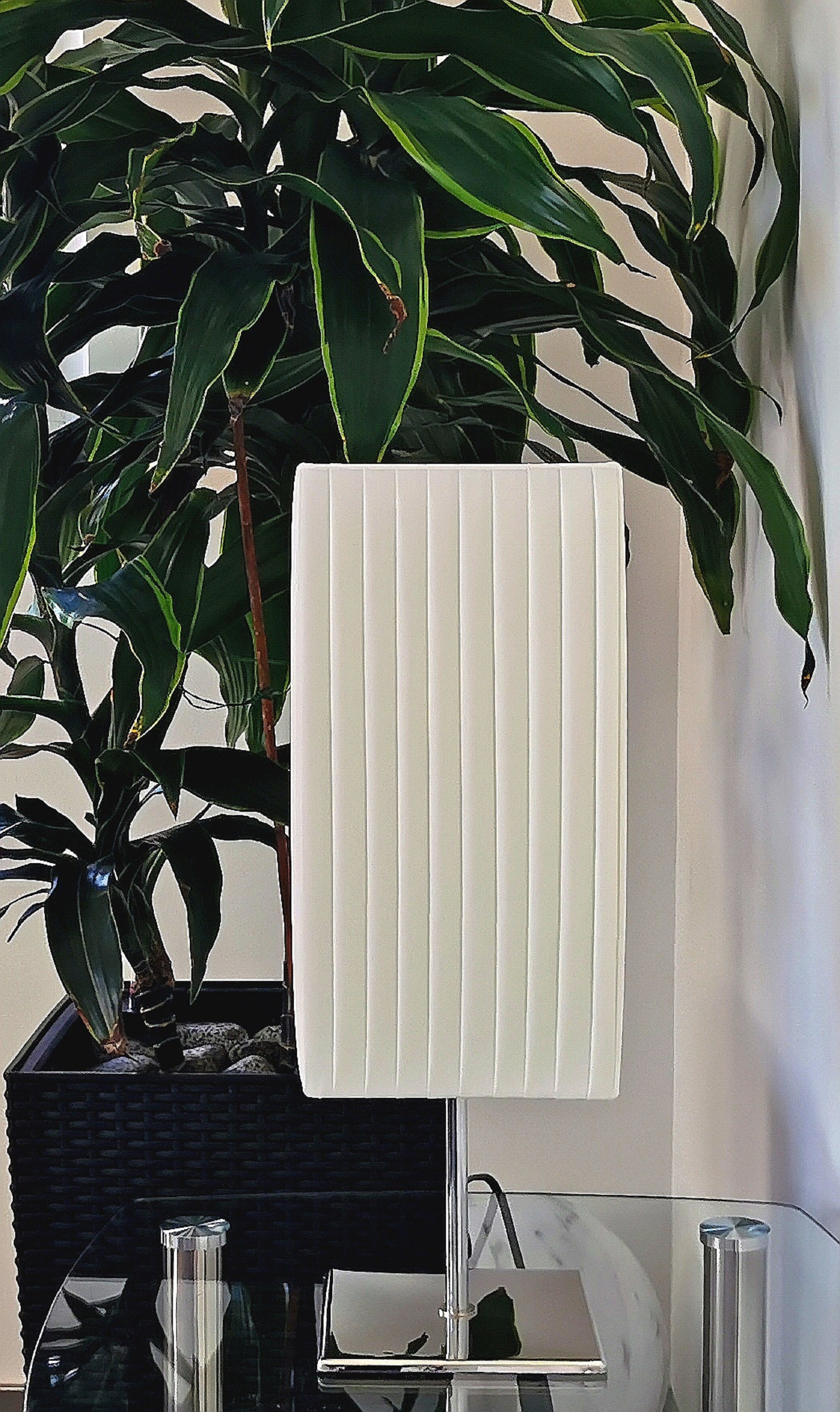 TRANGO LED Nachttischlampe, 2022-5W Design Tischleuchte mit Plissee Lampenschirm & Chrom Lampenfuß *CANNES* Tischlampe inkl. 1x 5 Watt E27 LED Leuchtmittel, Wohnzimmer Lampe, LxBxH: 14x14x43cm, Fensterbank Leuchte, Schreibtischleuchte, Leselampe