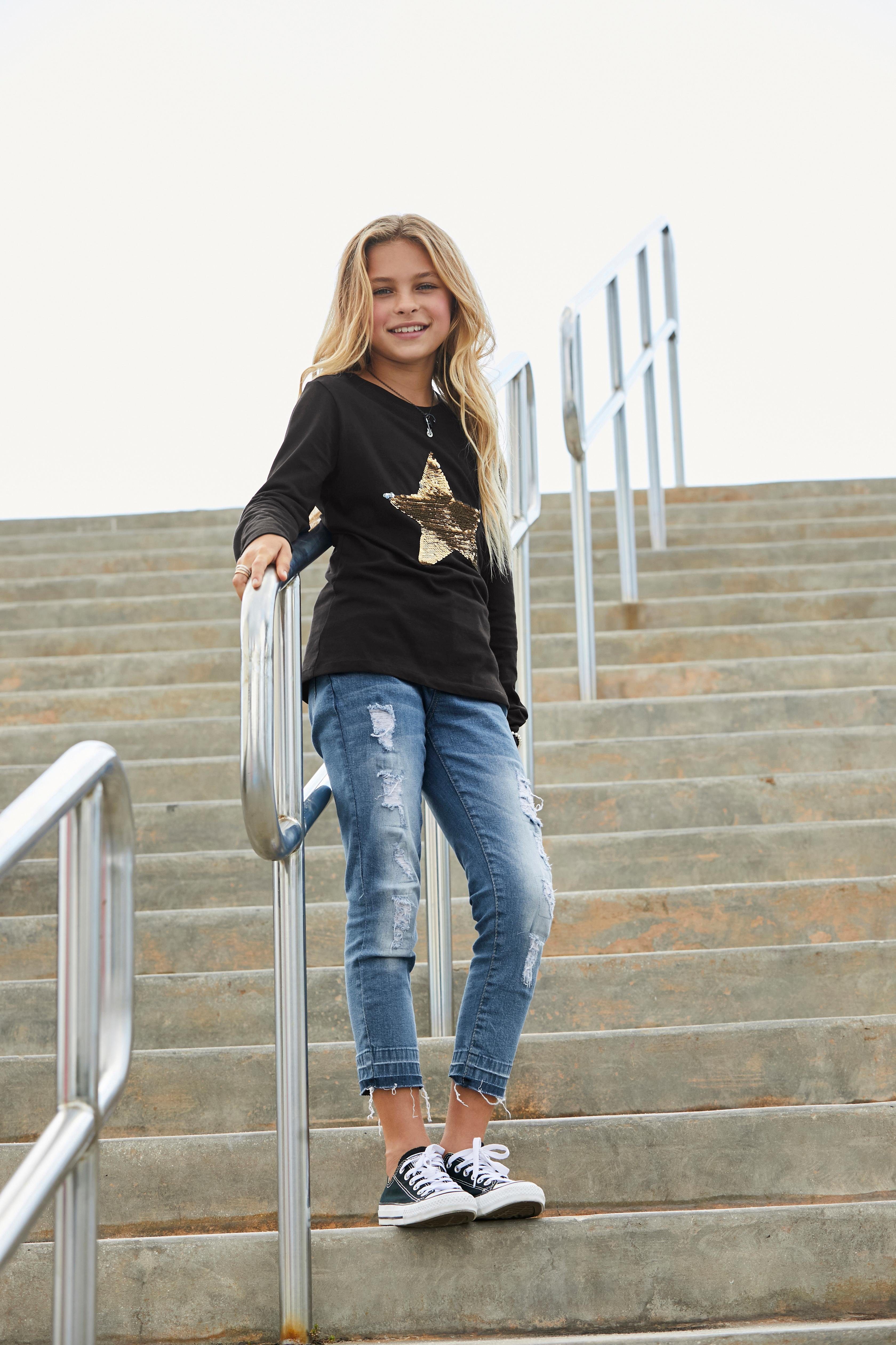 KIDSWORLD Langarmshirt STERN Langarm, taillierter Schnitt, mit glitzernden Pailletten